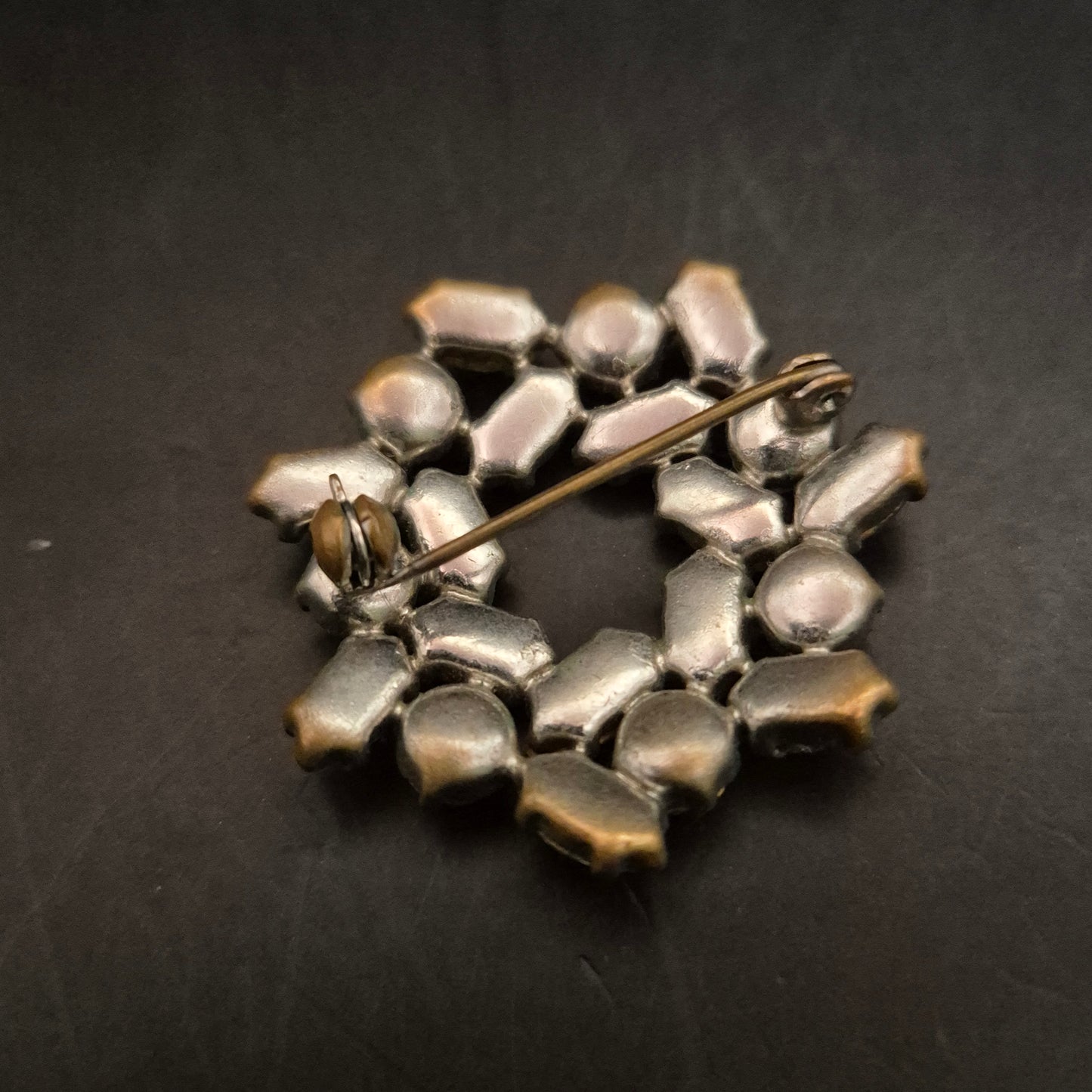 Vintage Damen Brosche – Blumenkranz mit großen Strass-Steinen