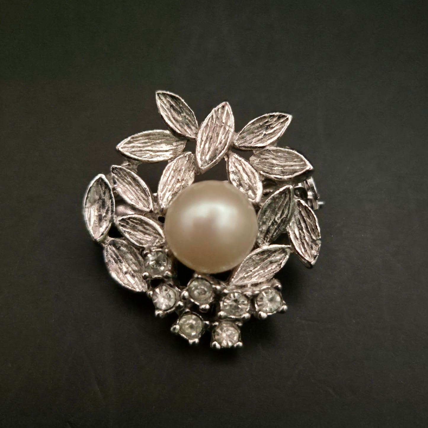 Elegante Vintage Brosche – Blätterkranz mit Perle und Strass