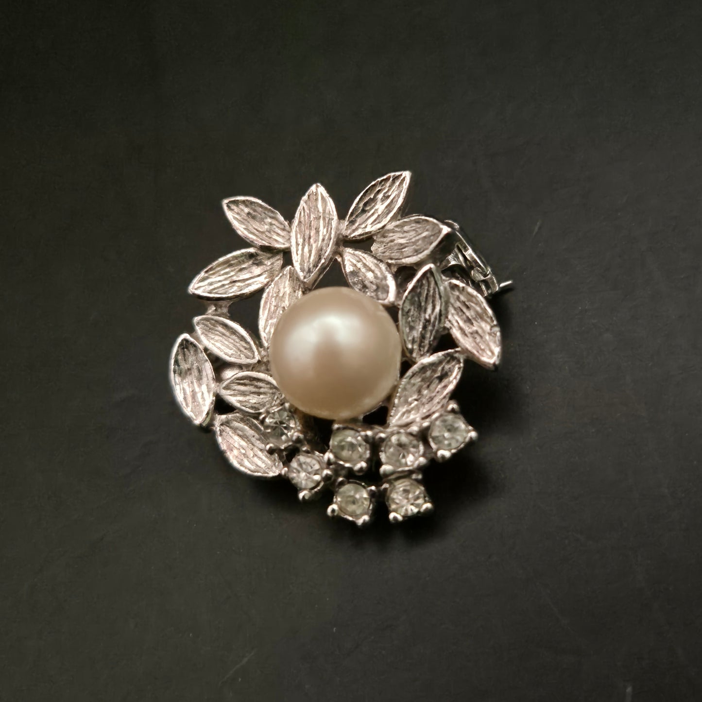 Elegante Vintage Brosche – Blätterkranz mit Perle und Strass