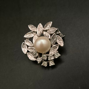 Elegante Vintage Brosche – Blätterkranz mit Perle und Strass