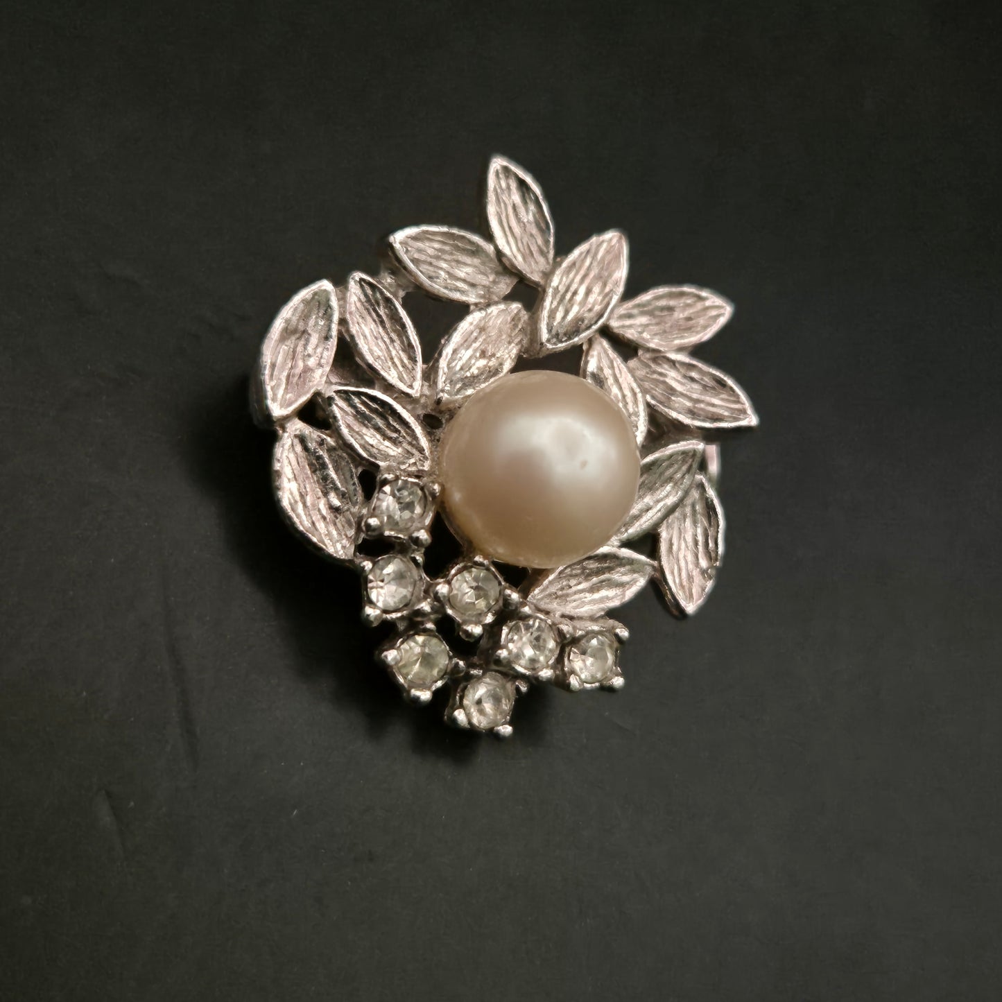 Elegante Vintage Brosche – Blätterkranz mit Perle und Strass