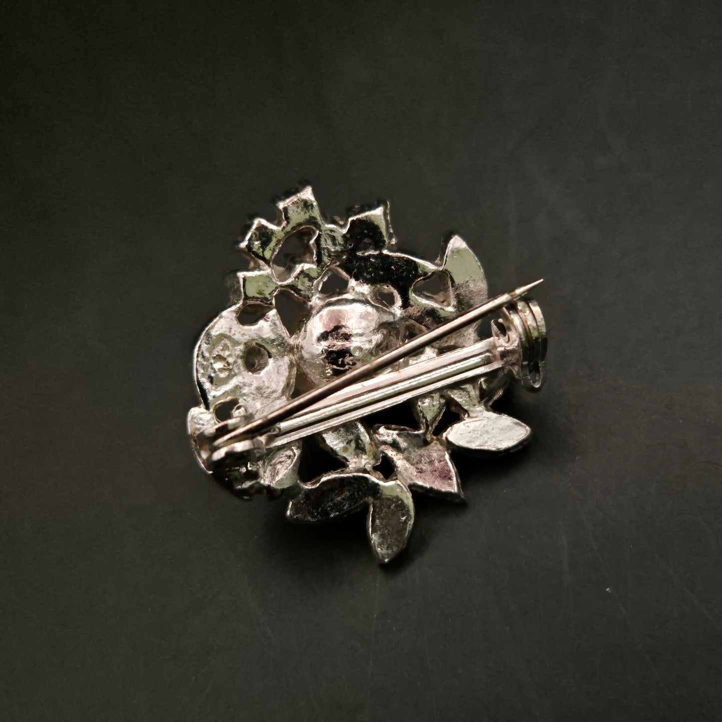 Elegante Vintage Brosche – Blätterkranz mit Perle und Strass