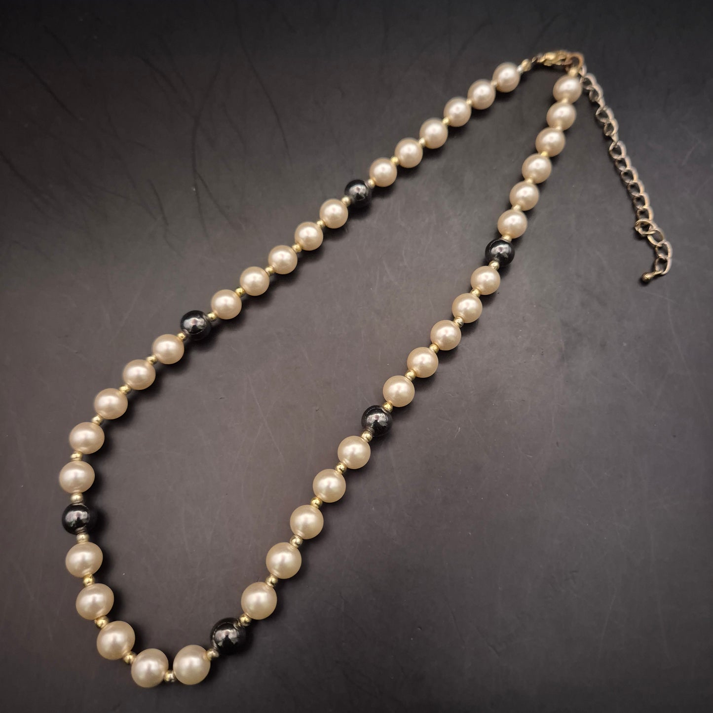 Zeitlose Perlenkette – Eleganter Schwarz-Weiß Kontrast