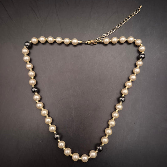Zeitlose Perlenkette – Eleganter Schwarz-Weiß Kontrast