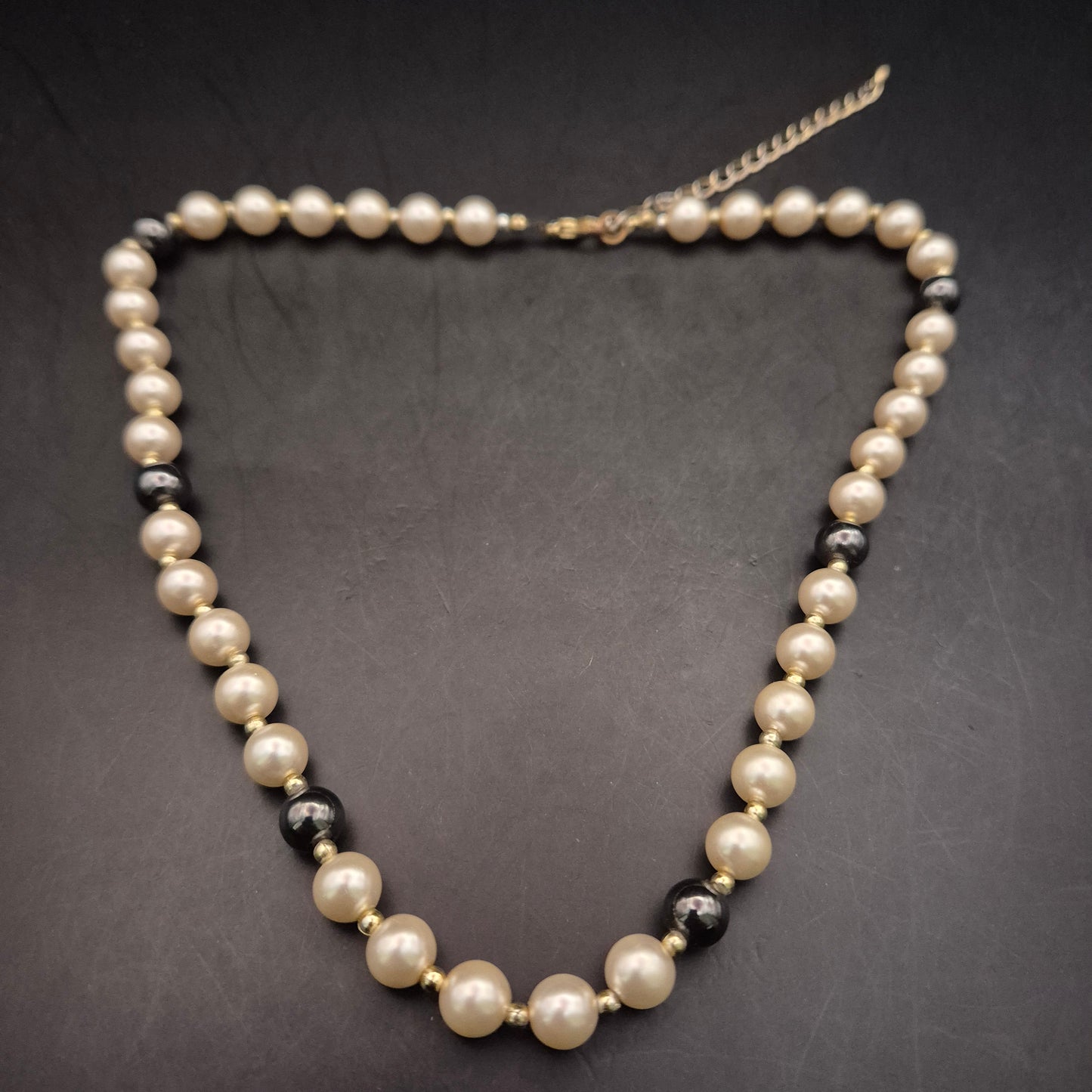 Zeitlose Perlenkette – Eleganter Schwarz-Weiß Kontrast