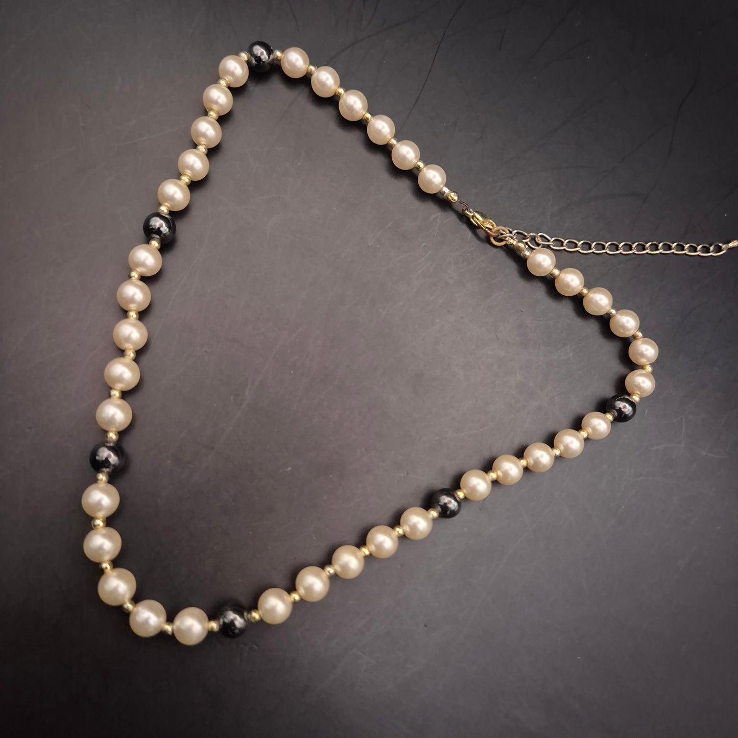 Zeitlose Perlenkette – Eleganter Schwarz-Weiß Kontrast