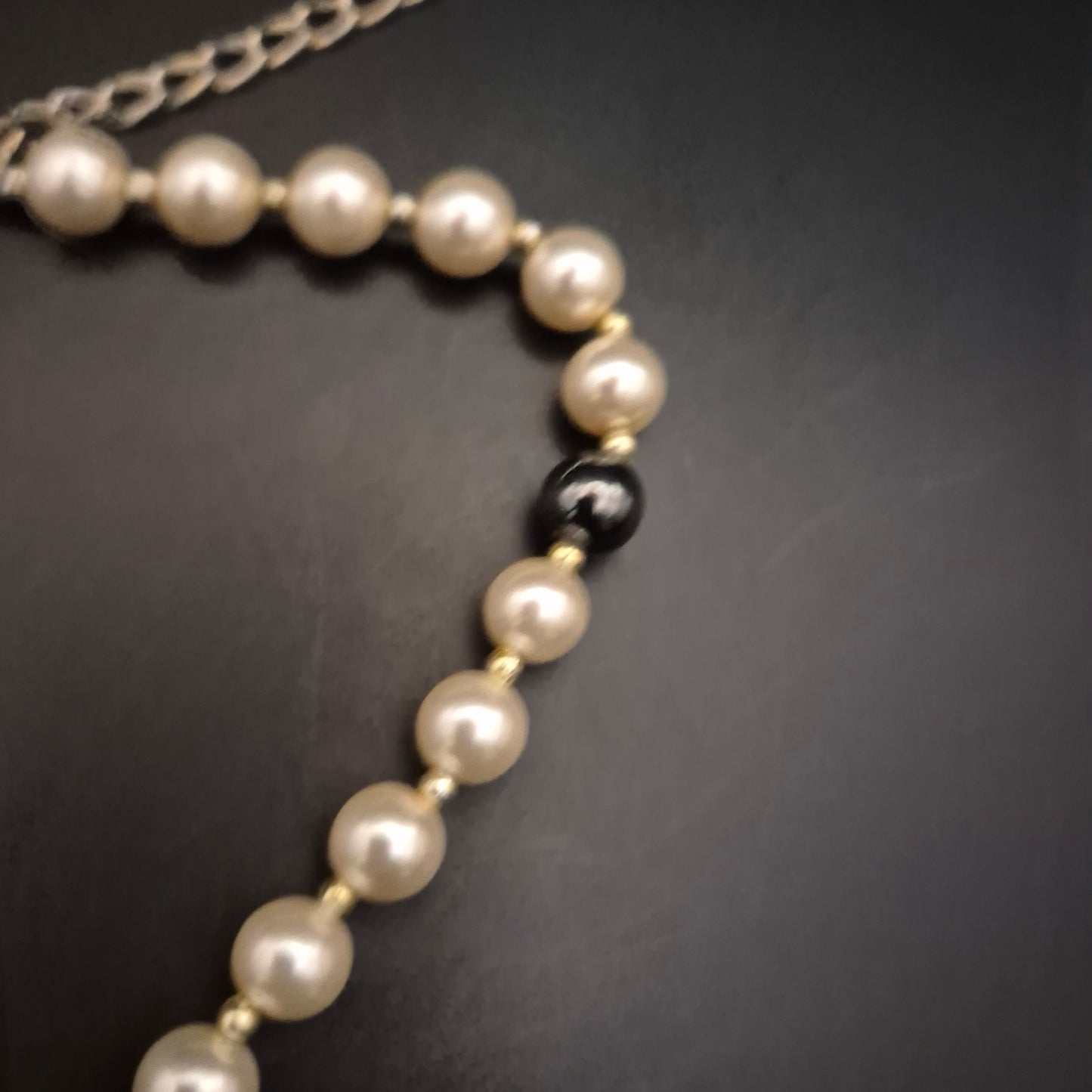 Zeitlose Perlenkette – Eleganter Schwarz-Weiß Kontrast