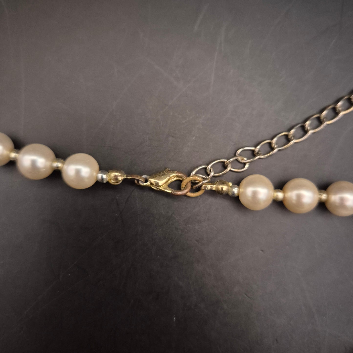 Zeitlose Perlenkette – Eleganter Schwarz-Weiß Kontrast