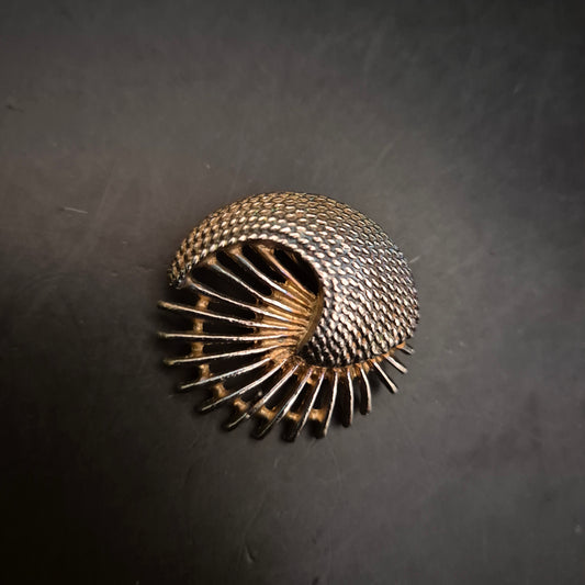 Skulpturale Vintage Brosche – Halbmuschel-Design in Bi-Color