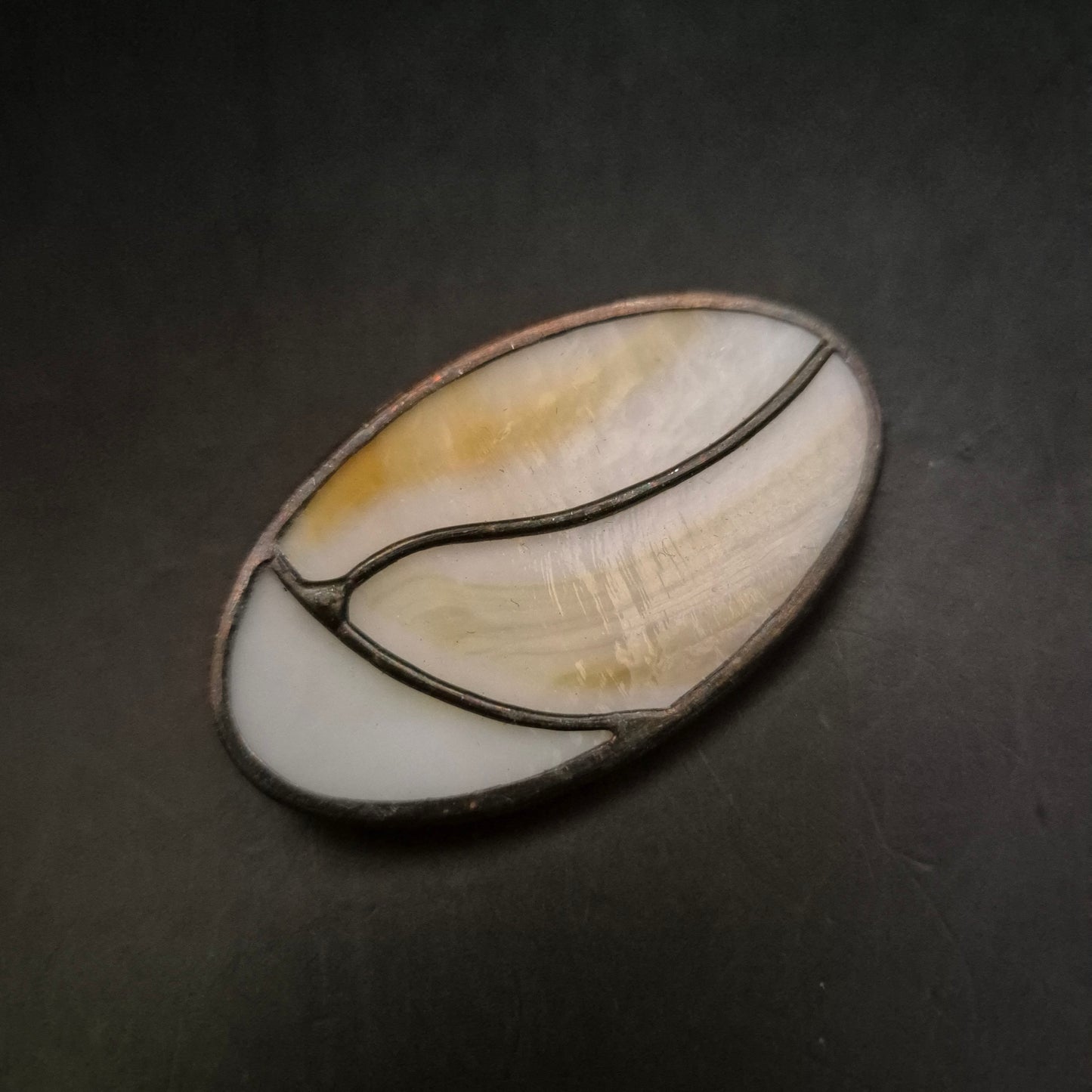 Künstlerische Buntglas Brosche – Elegantes Oval mit Linienführung