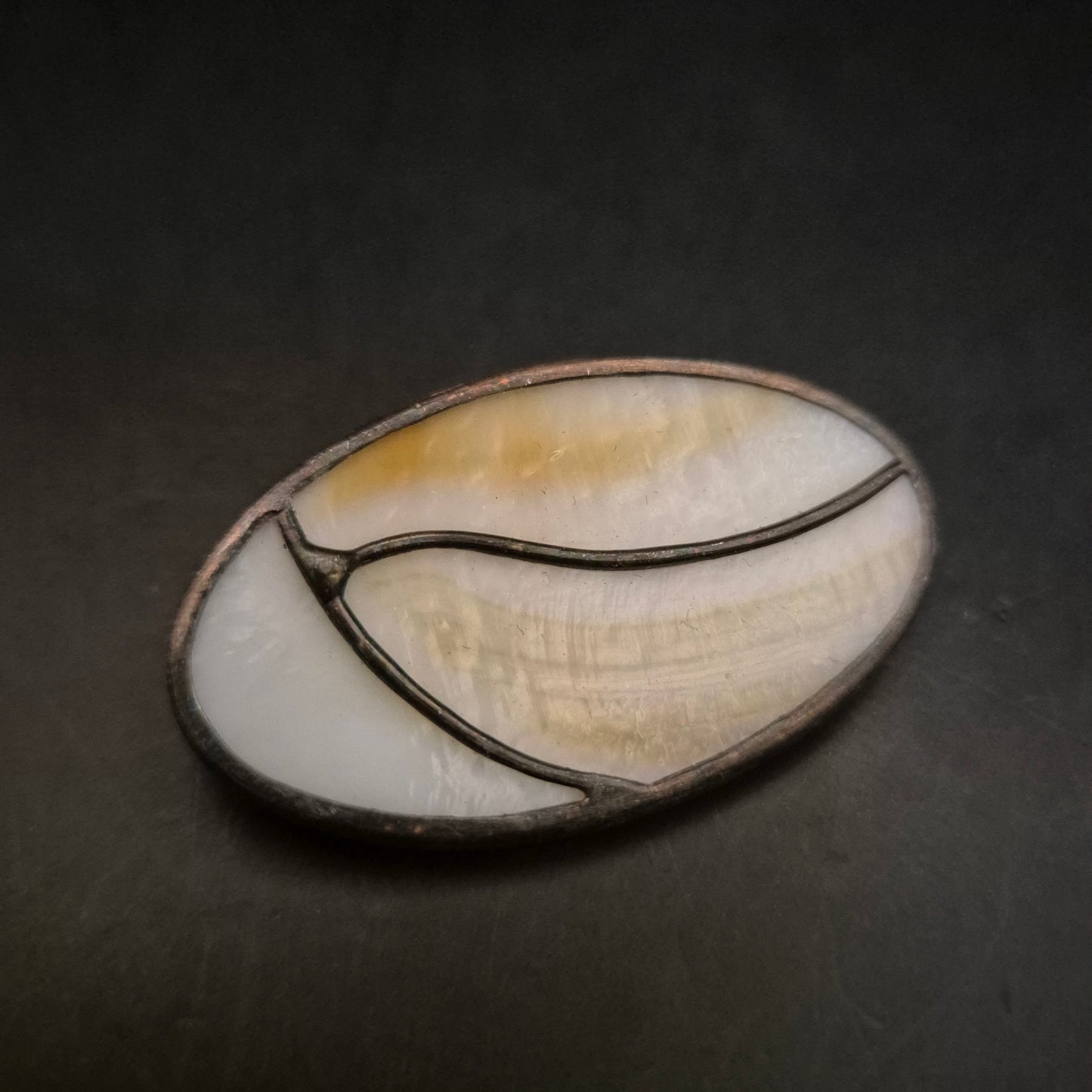 Künstlerische Buntglas Brosche – Elegantes Oval mit Linienführung