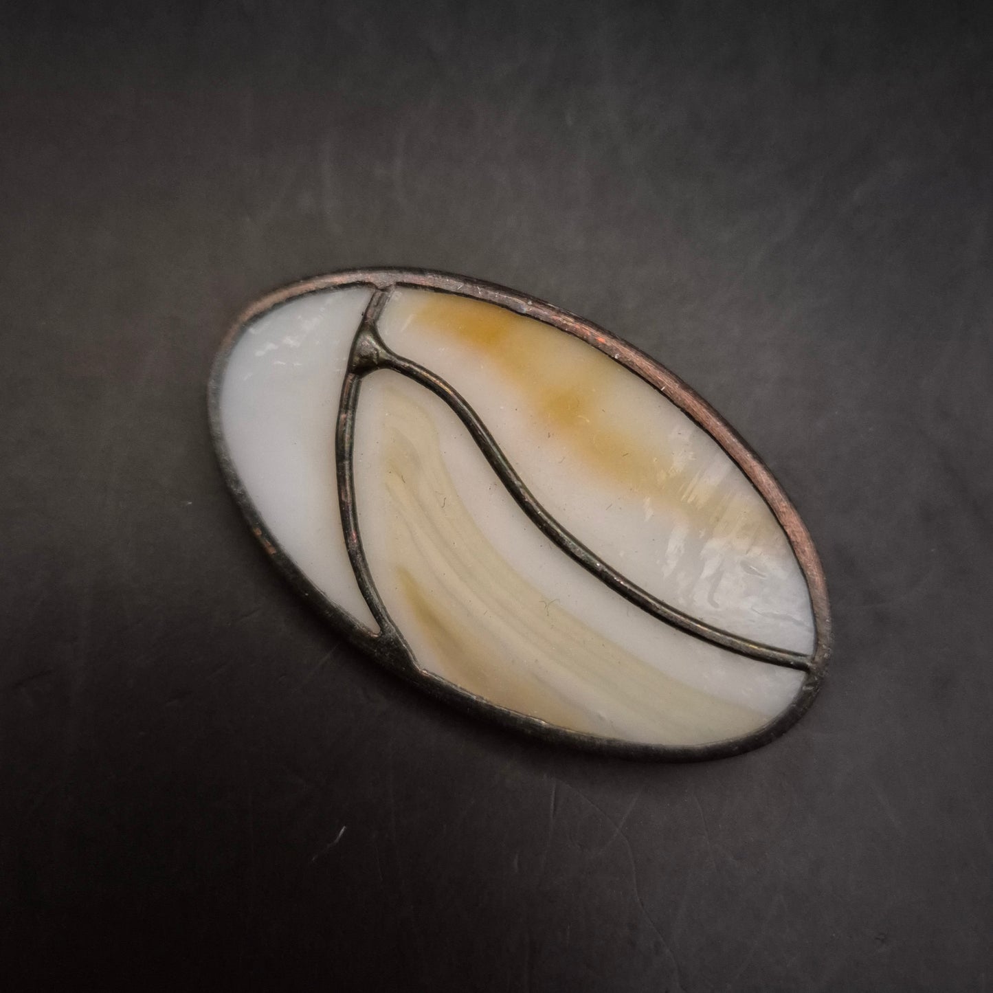 Künstlerische Buntglas Brosche – Elegantes Oval mit Linienführung