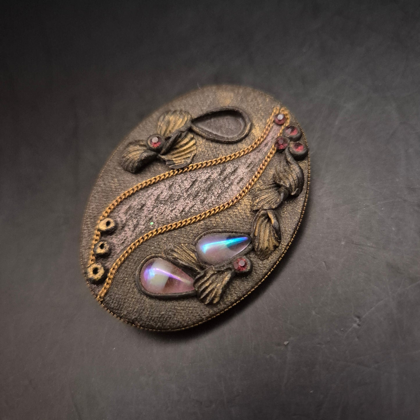 Dramatische Vintage Brosche – Textur und schillernde Steine