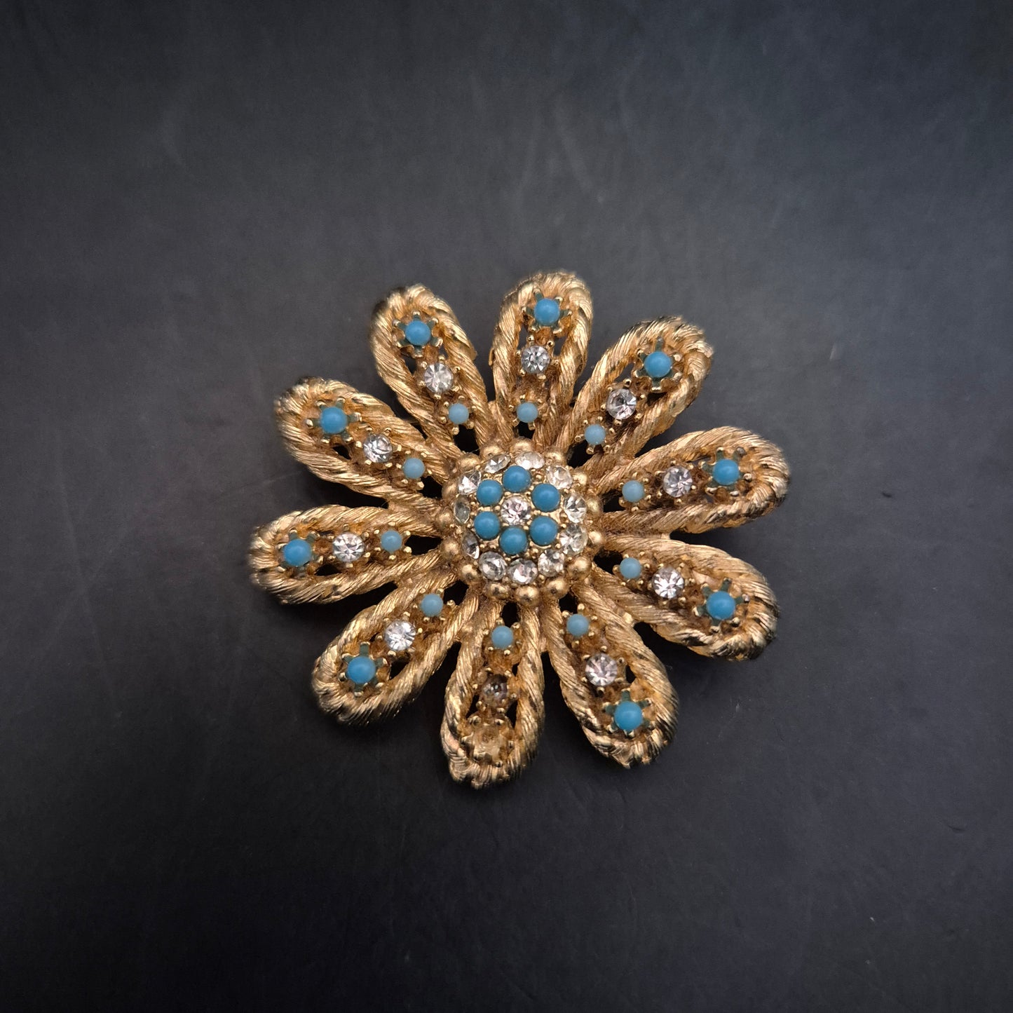 Auffällige Blumen Brosche – Goldton mit Türkis- und Strassakzenten