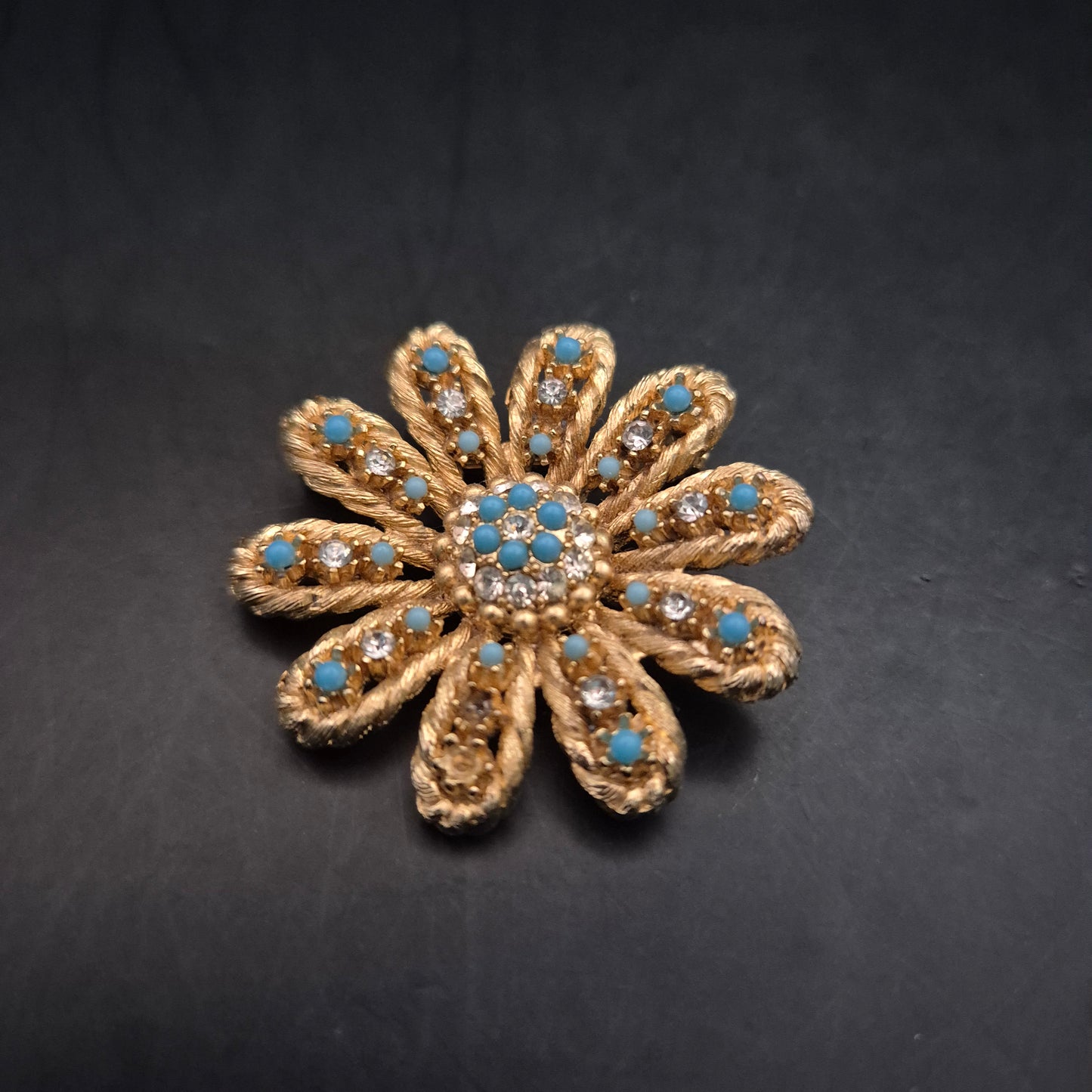 Auffällige Blumen Brosche – Goldton mit Türkis- und Strassakzenten