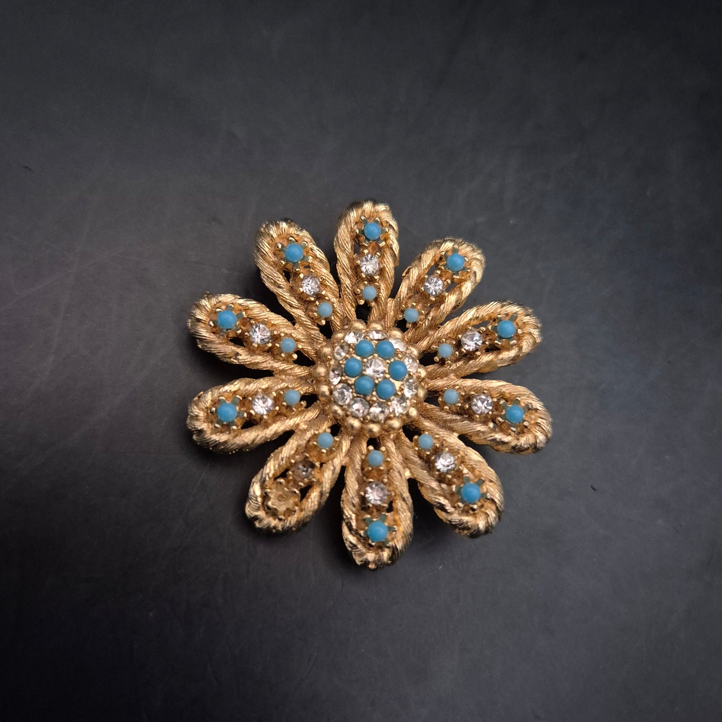 Auffällige Blumen Brosche – Goldton mit Türkis- und Strassakzenten