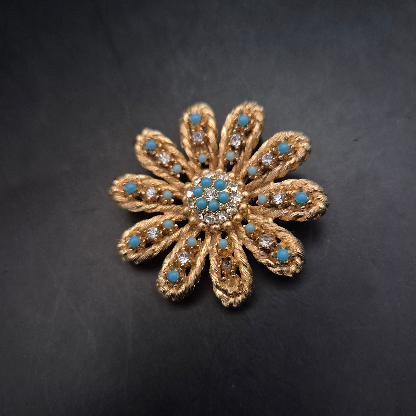 Auffällige Blumen Brosche – Goldton mit Türkis- und Strassakzenten