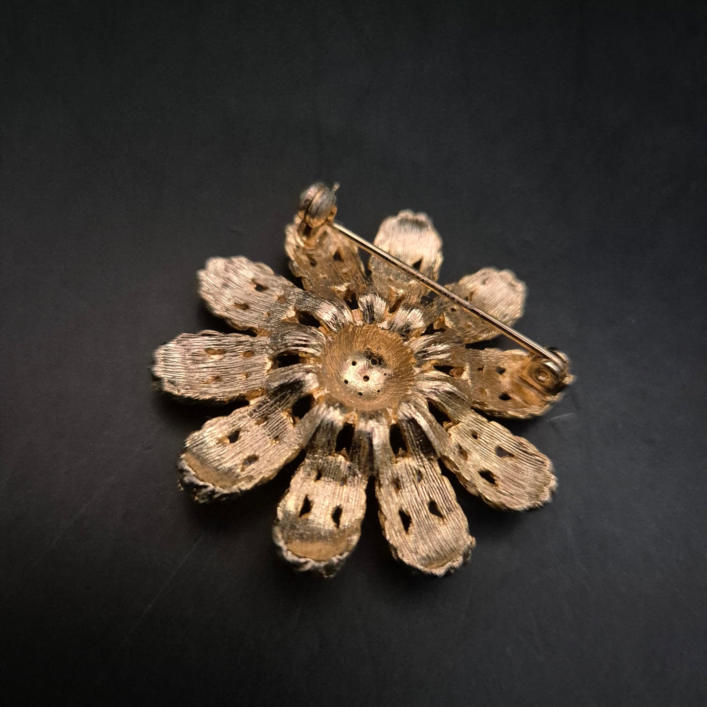 Auffällige Blumen Brosche – Goldton mit Türkis- und Strassakzenten