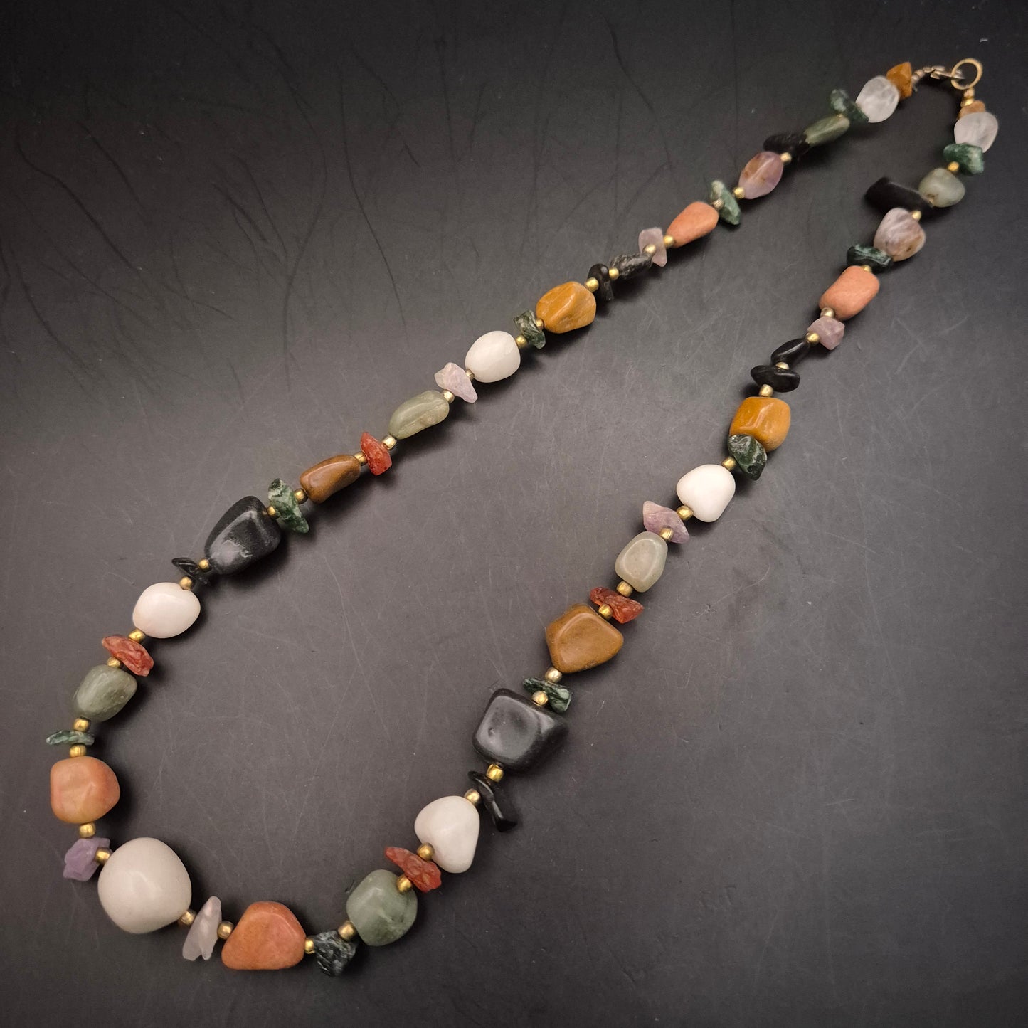 Kurze Halskette Damen – Bunter Mix aus Naturstein-Trommelsteinen