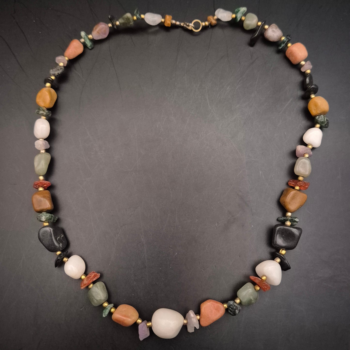 Kurze Halskette Damen – Bunter Mix aus Naturstein-Trommelsteinen