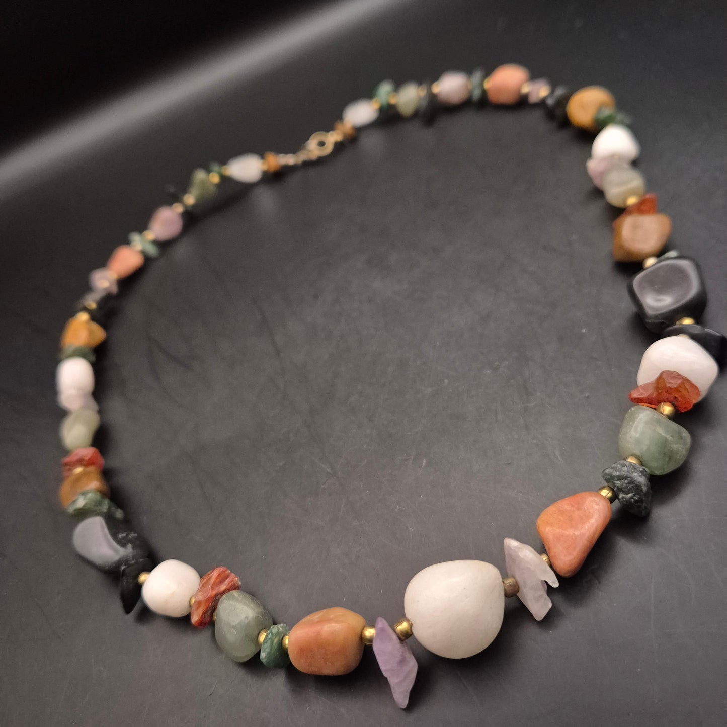 Kurze Halskette Damen – Bunter Mix aus Naturstein-Trommelsteinen