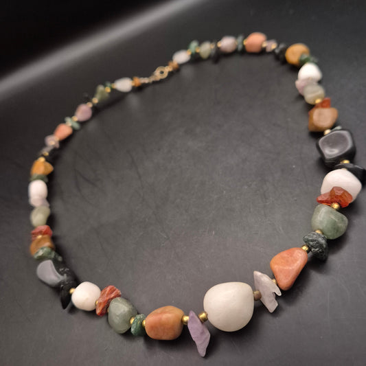 Kurze Halskette Damen – Bunter Mix aus Naturstein-Trommelsteinen