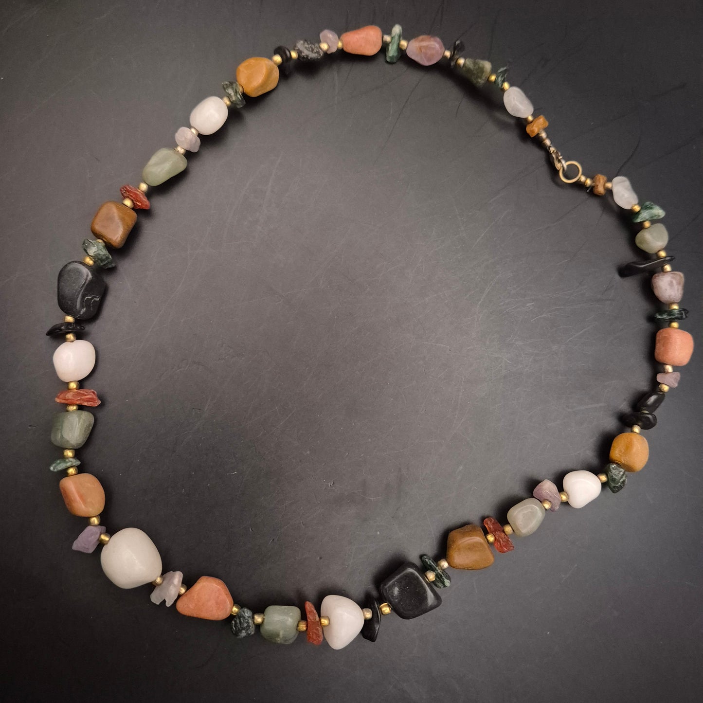 Kurze Halskette Damen – Bunter Mix aus Naturstein-Trommelsteinen