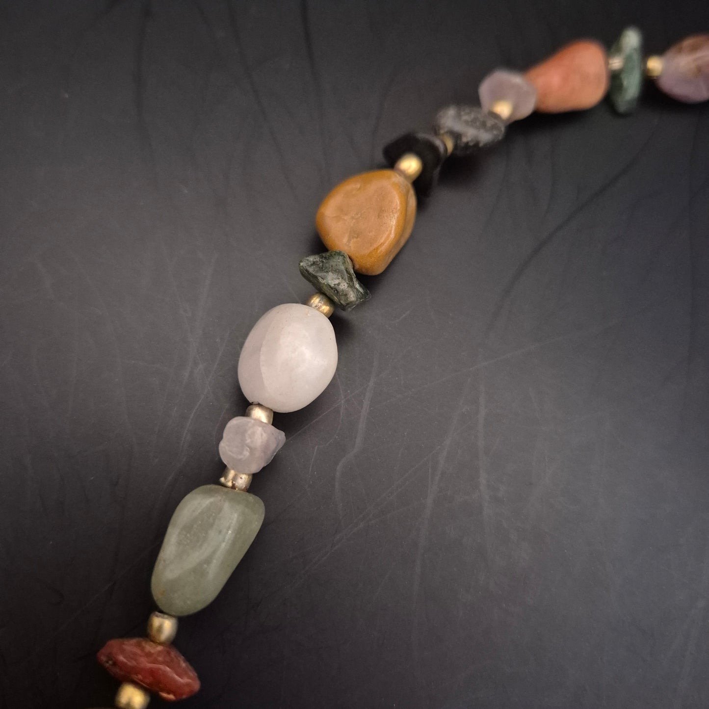 Kurze Halskette Damen – Bunter Mix aus Naturstein-Trommelsteinen