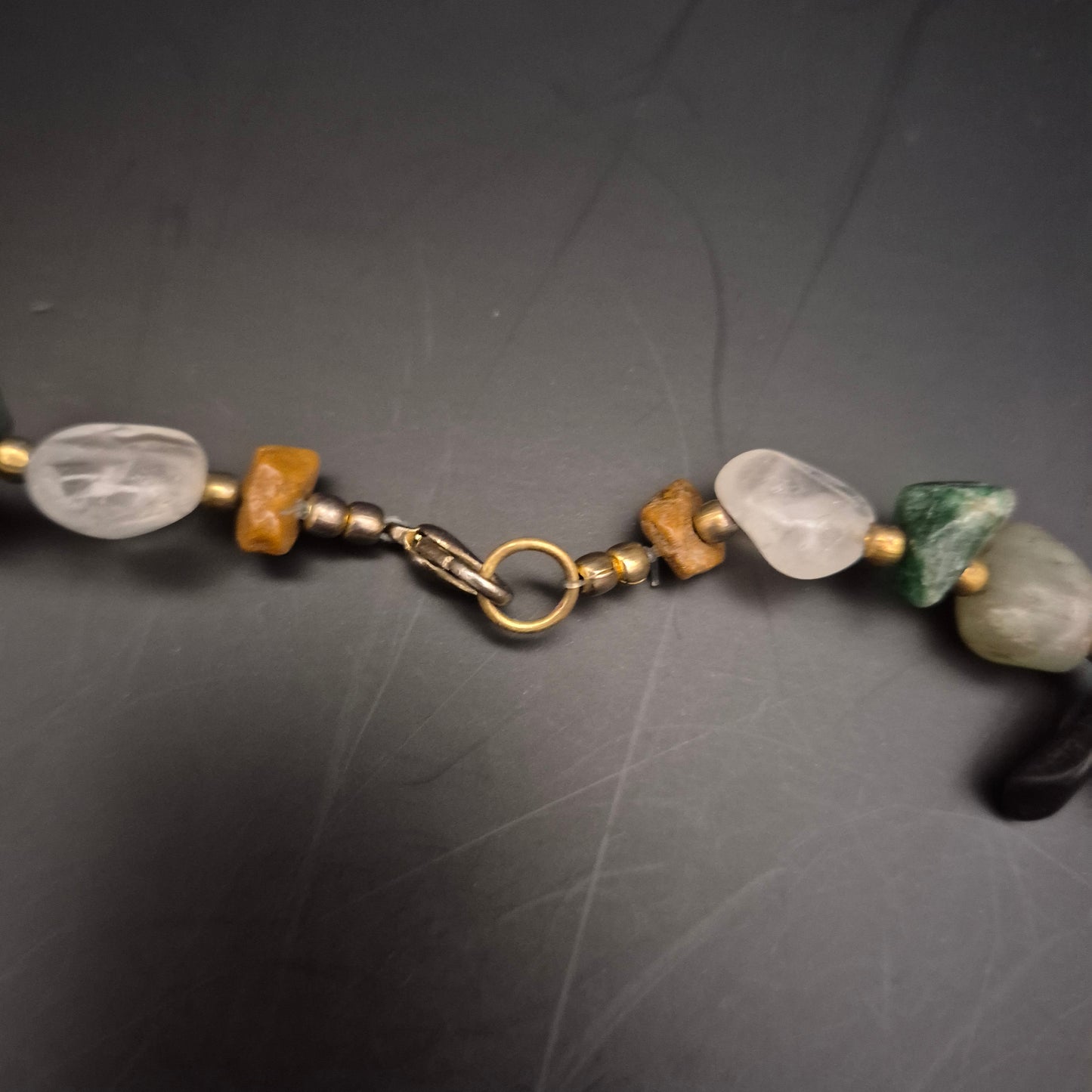 Kurze Halskette Damen – Bunter Mix aus Naturstein-Trommelsteinen