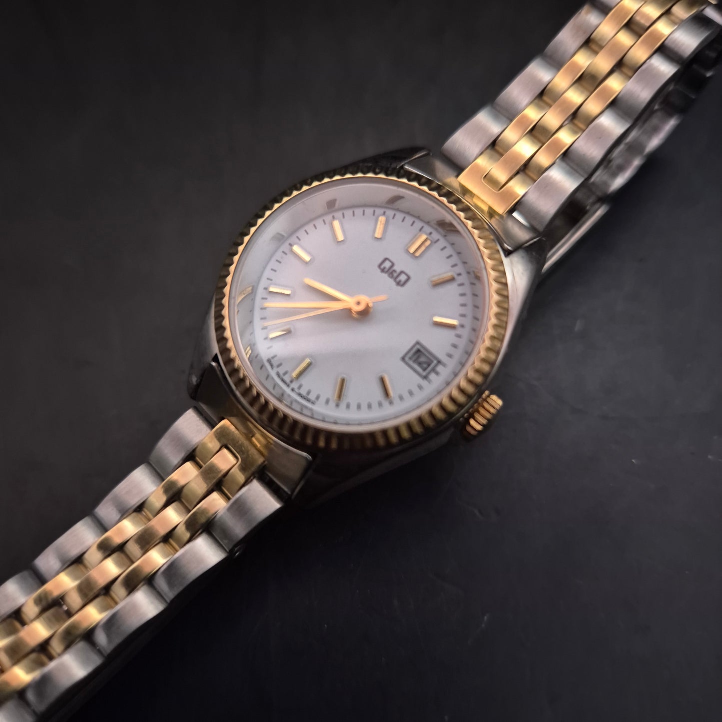 Elegante Q&Q Damen Uhr – Bi-Color mit Datum & Riffellünette