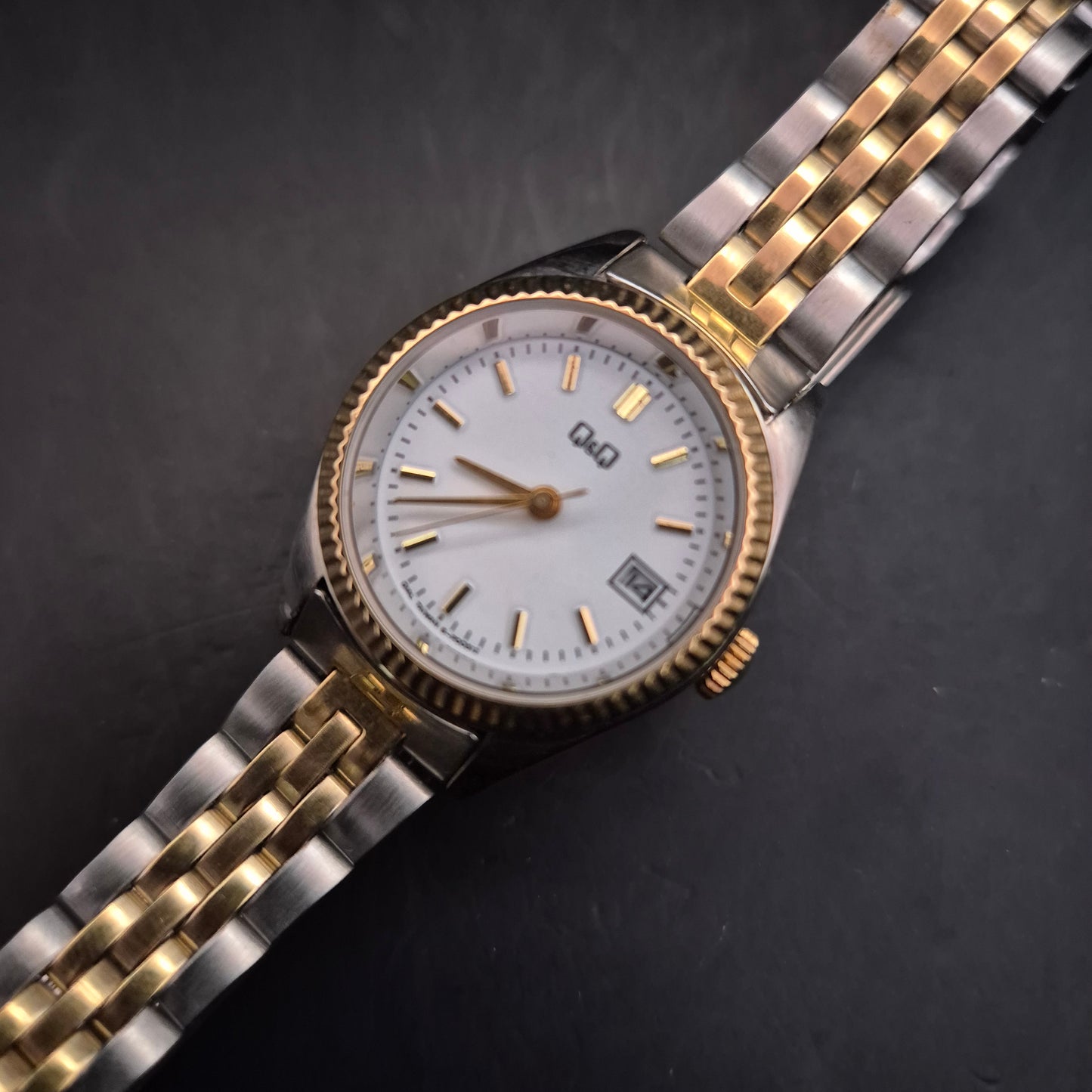 Elegante Q&Q Damen Uhr – Bi-Color mit Datum & Riffellünette