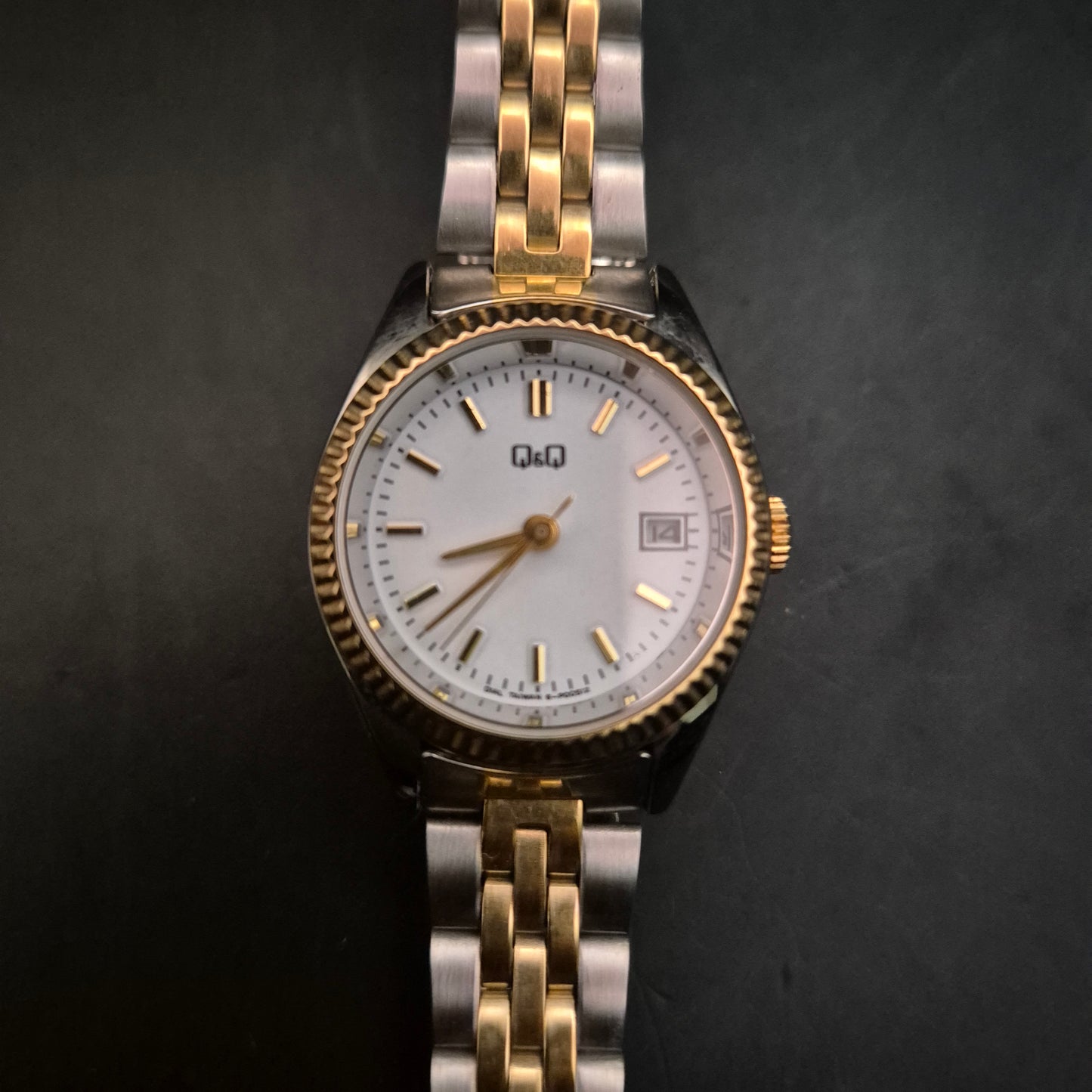 Elegante Q&Q Damen Uhr – Bi-Color mit Datum & Riffellünette