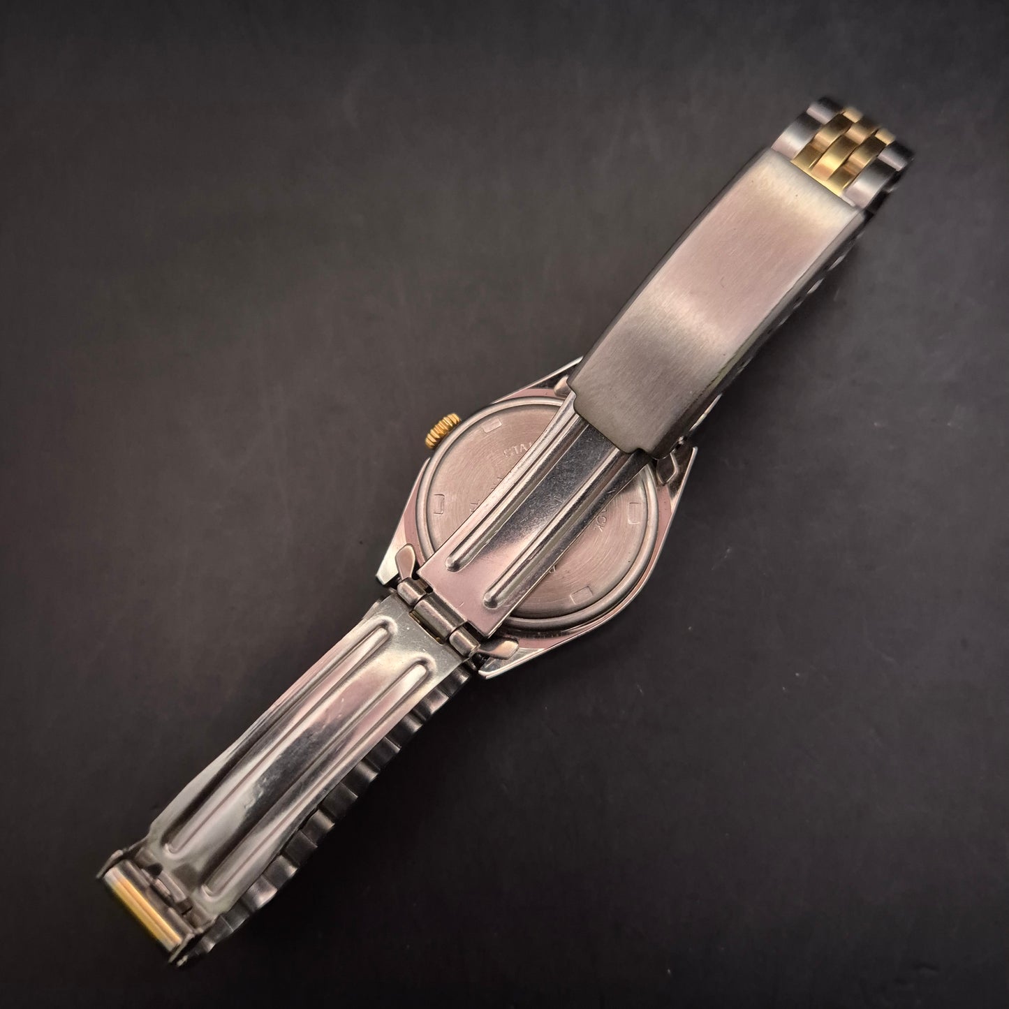 Elegante Q&Q Damen Uhr – Bi-Color mit Datum & Riffellünette