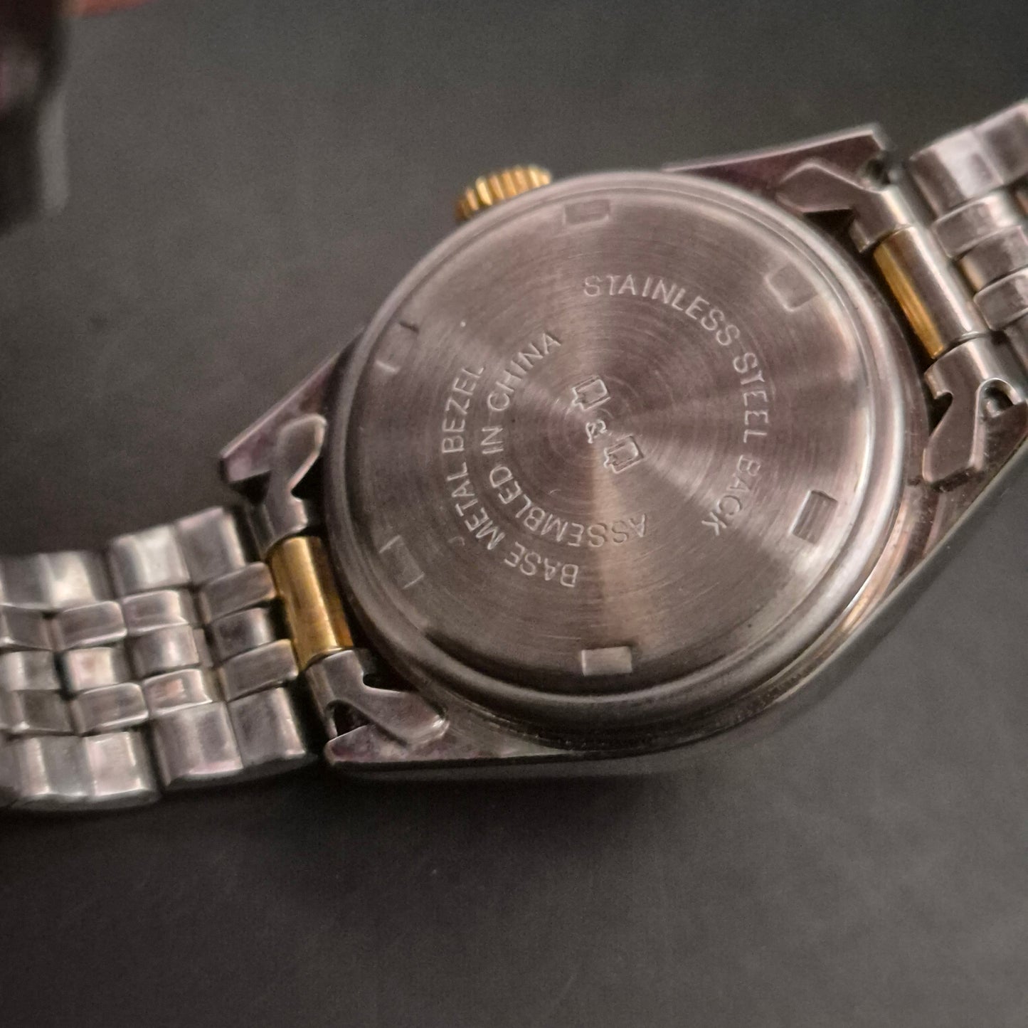 Elegante Q&Q Damen Uhr – Bi-Color mit Datum & Riffellünette