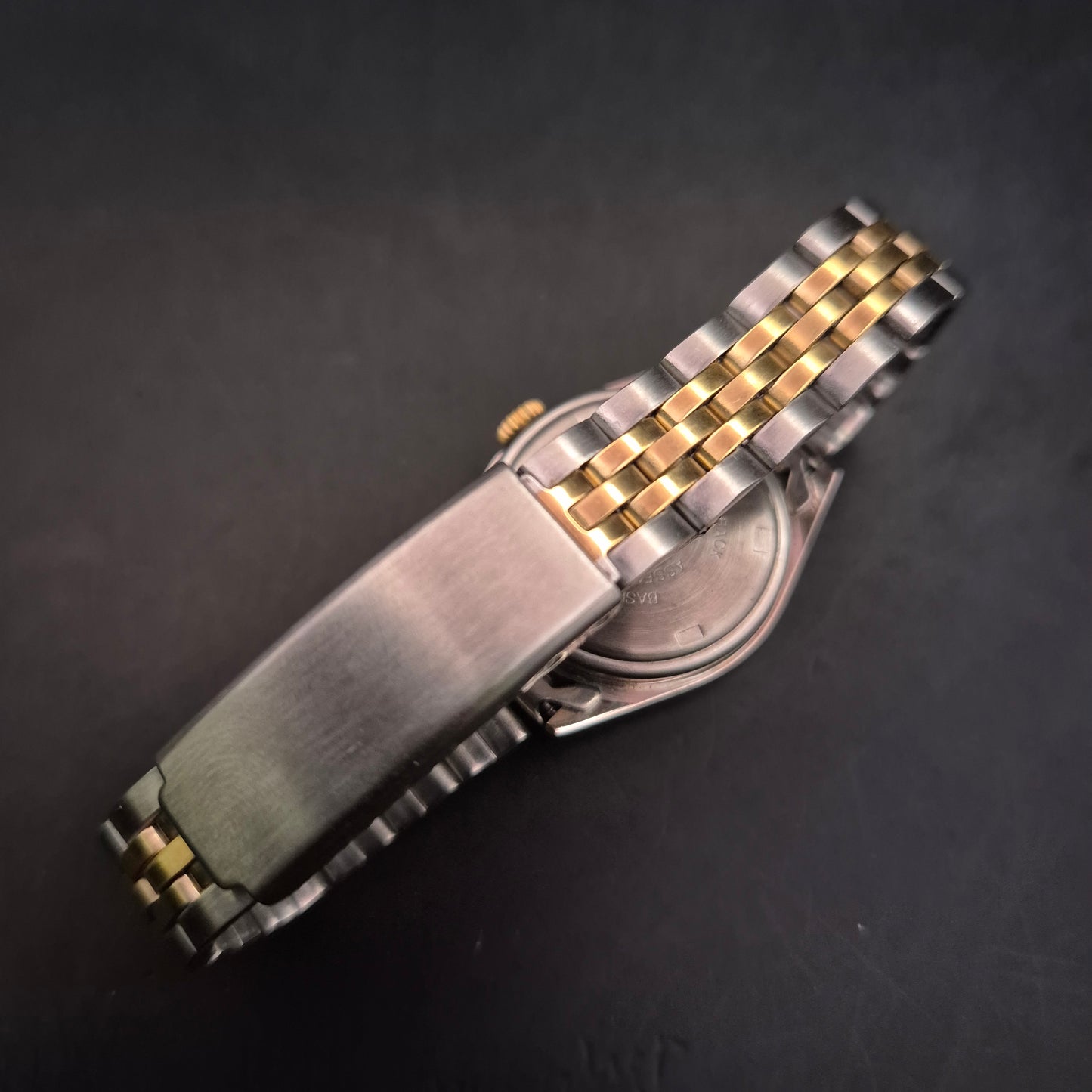 Elegante Q&Q Damen Uhr – Bi-Color mit Datum & Riffellünette