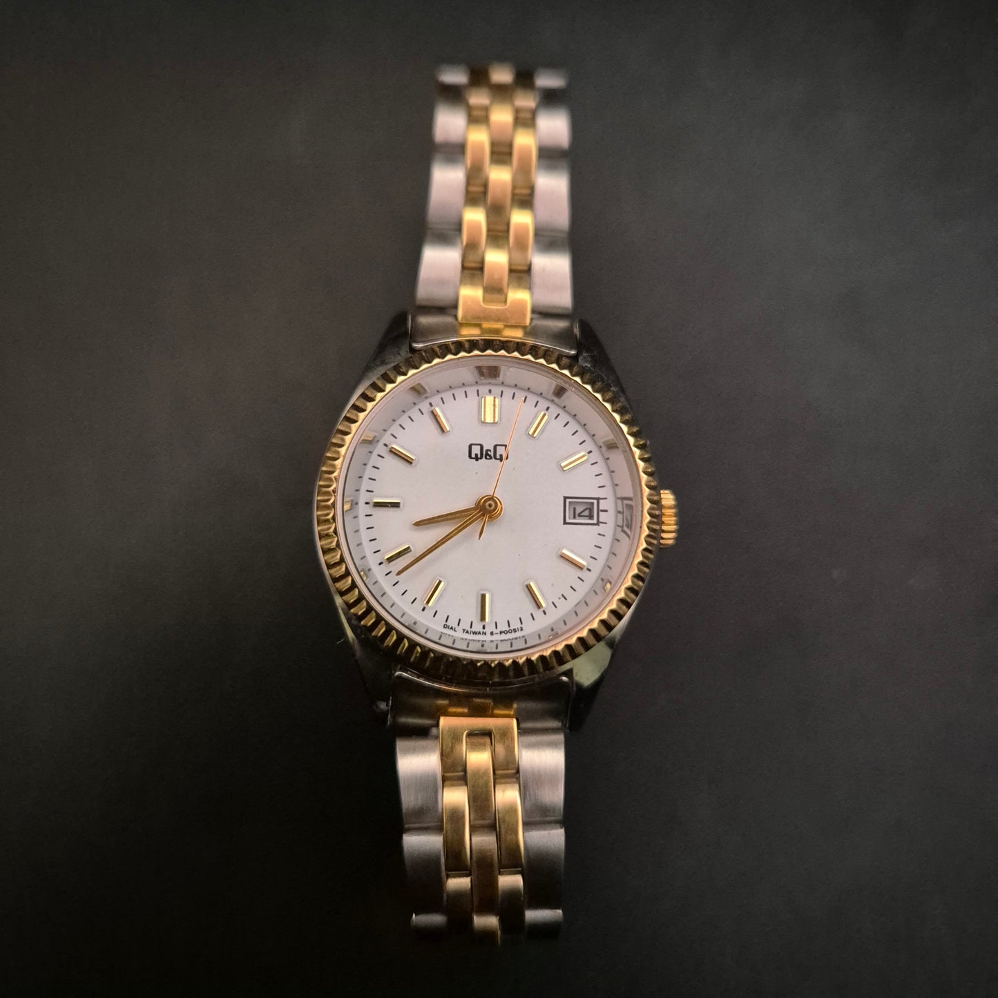 Elegante Q&Q Damen Uhr – Bi-Color mit Datum & Riffellünette