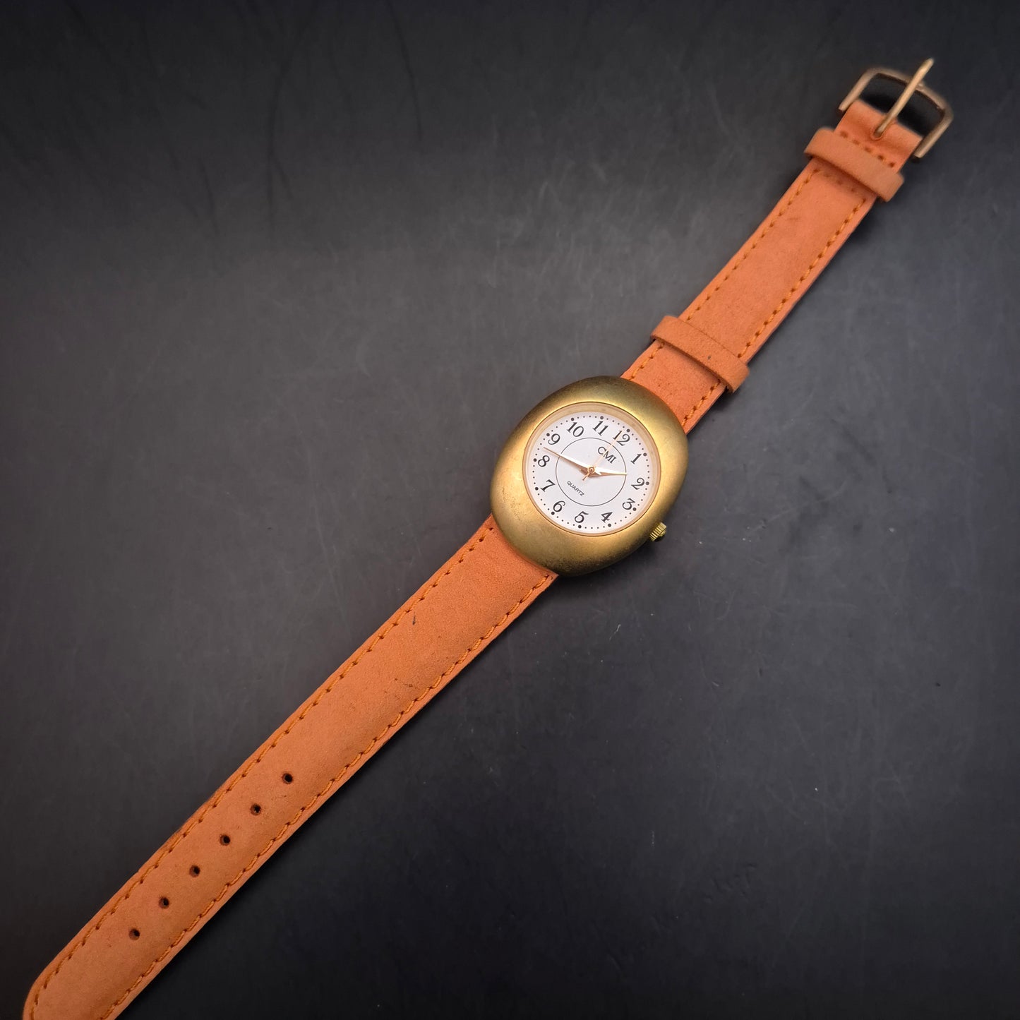 Ovale CMI Damen Uhr – Mattgold und hellbraunes Lederband