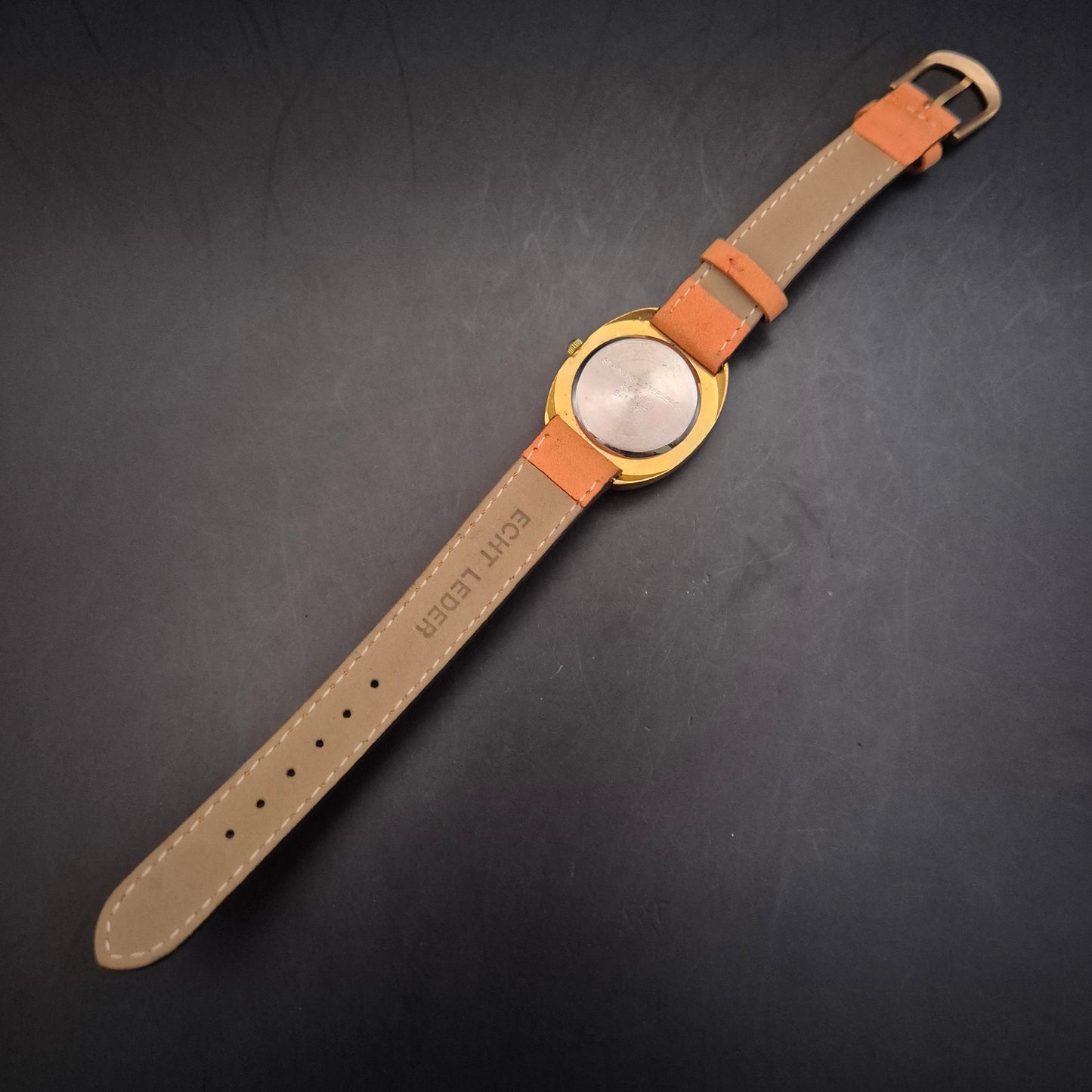 Ovale CMI Damen Uhr – Mattgold und hellbraunes Lederband