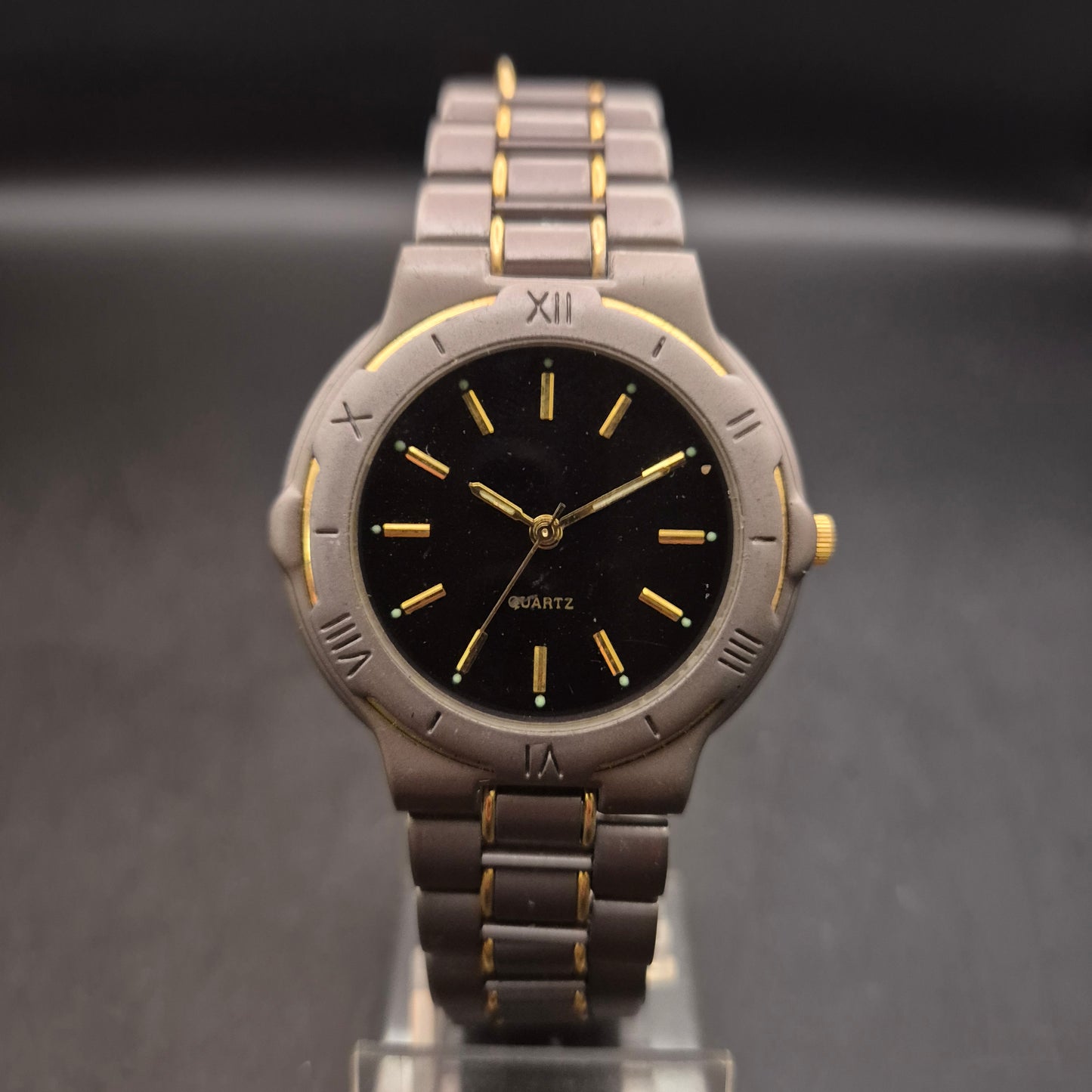 Sportliche Herren Uhr – Bi-Color Titan-Optik mit goldenen Akzenten