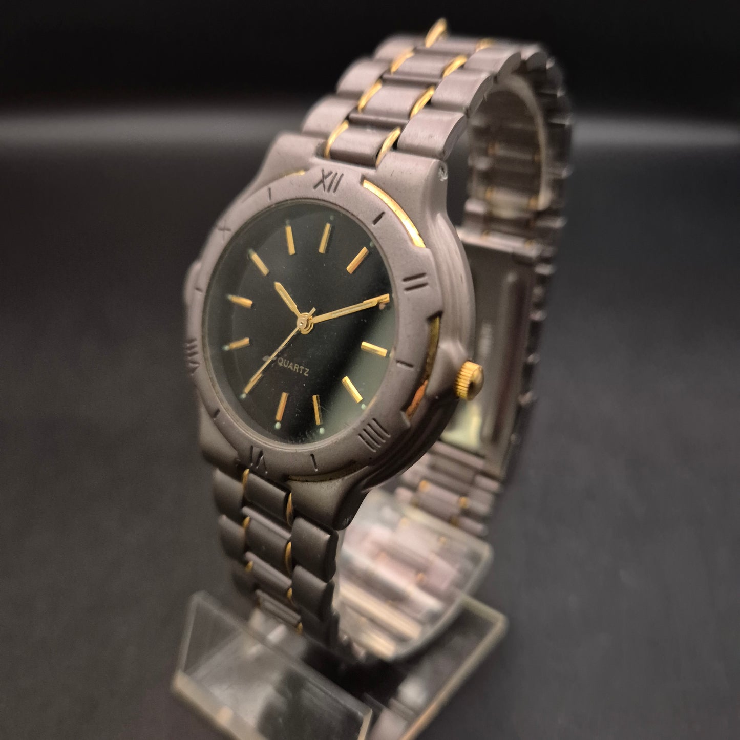 Sportliche Herren Uhr – Bi-Color Titan-Optik mit goldenen Akzenten