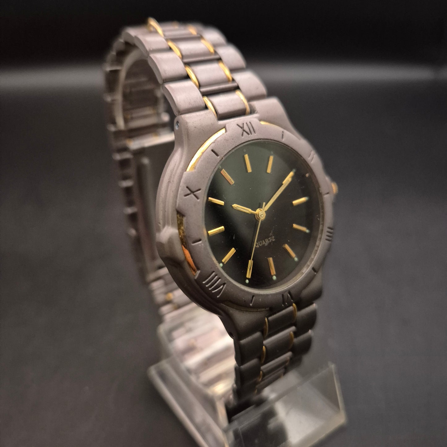 Sportliche Herren Uhr – Bi-Color Titan-Optik mit goldenen Akzenten