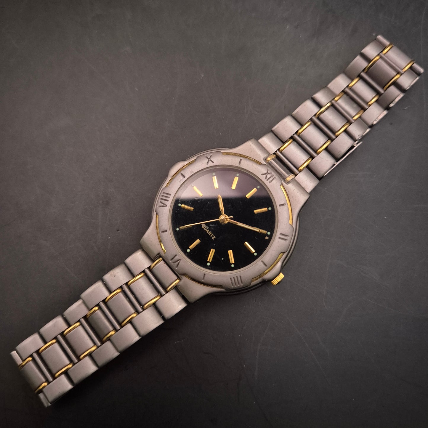 Sportliche Herren Uhr – Bi-Color Titan-Optik mit goldenen Akzenten