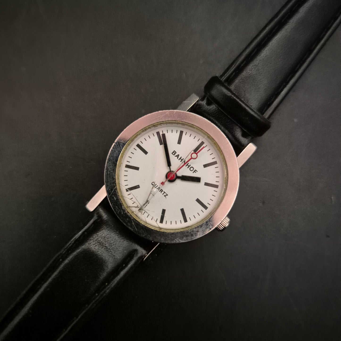 Minimalistische BAHNHOF Damen Uhr – Schwarzes Lederband