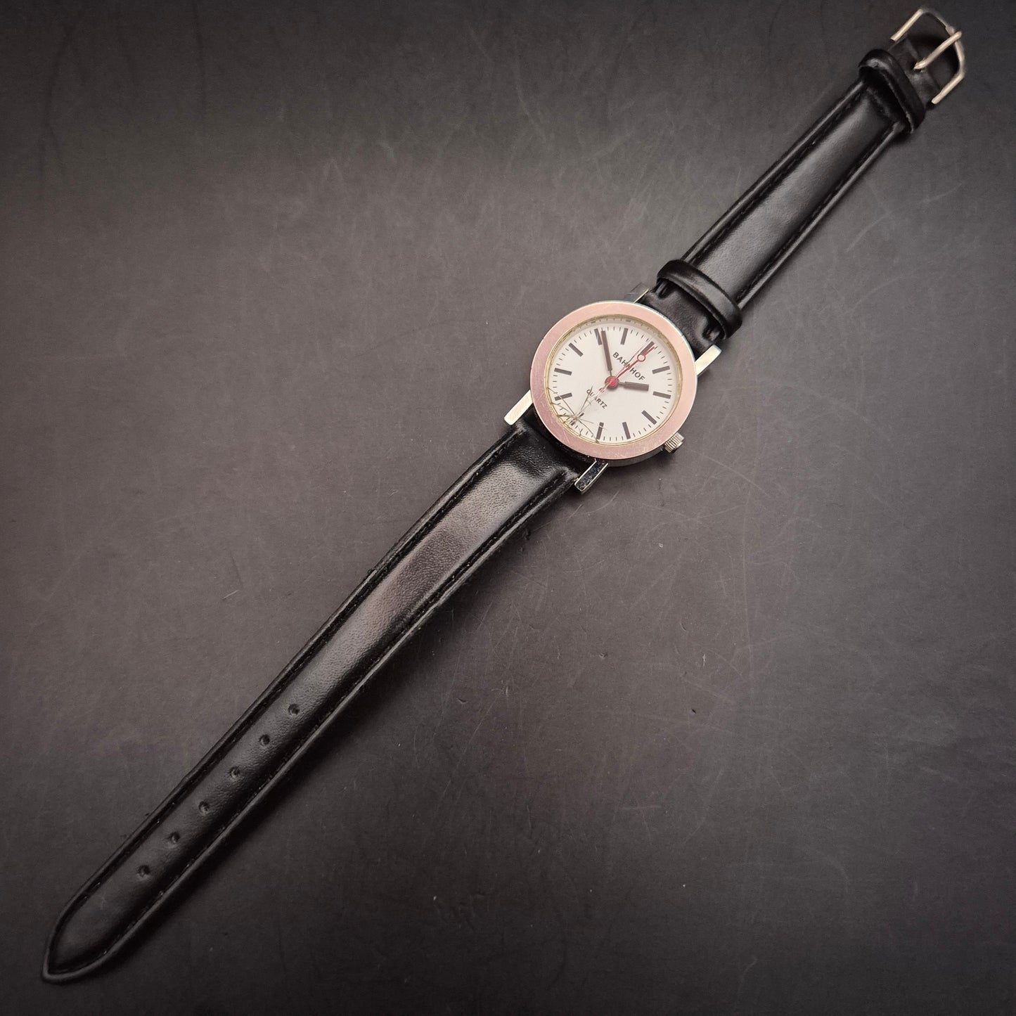 Minimalistische BAHNHOF Damen Uhr – Schwarzes Lederband