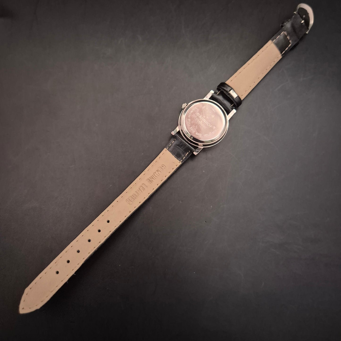 Minimalistische BAHNHOF Damen Uhr – Schwarzes Lederband