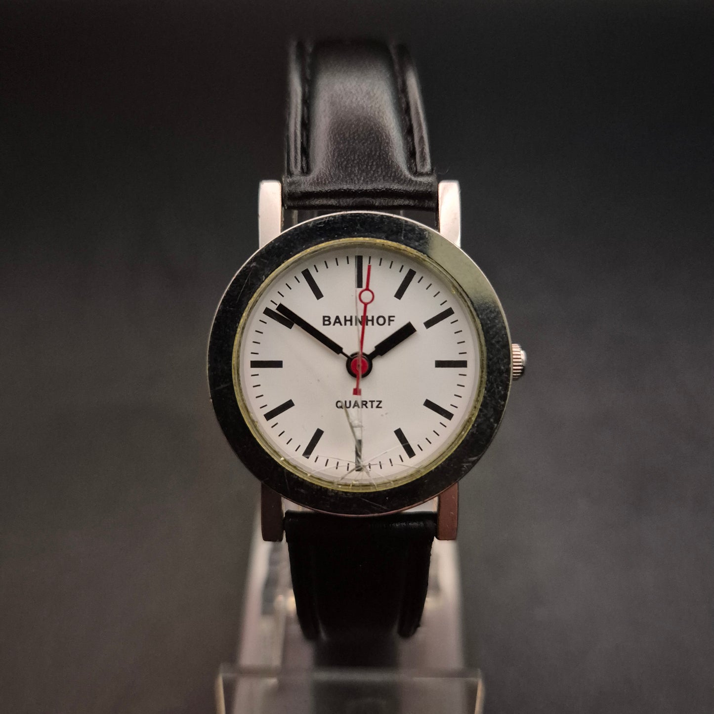 Minimalistische BAHNHOF Damen Uhr – Schwarzes Lederband