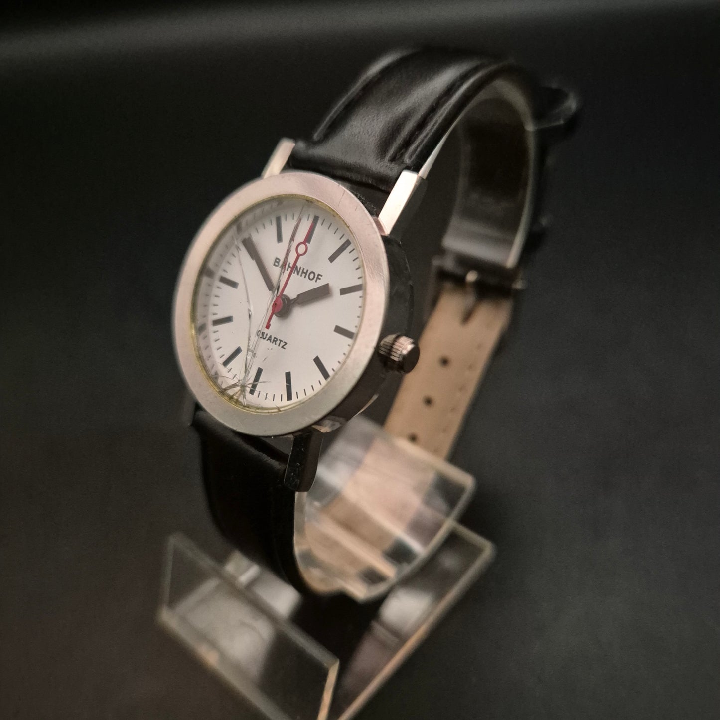 Minimalistische BAHNHOF Damen Uhr – Schwarzes Lederband