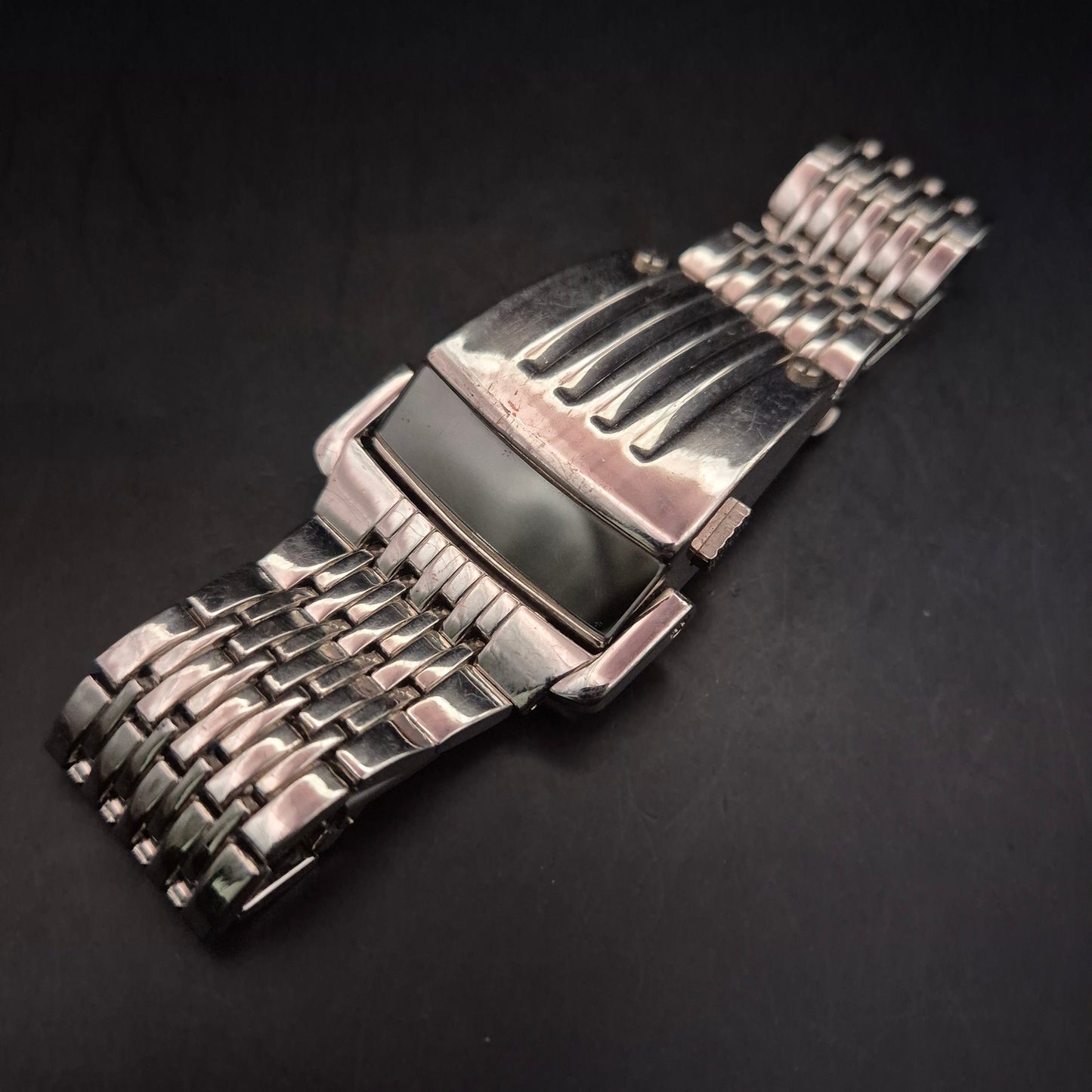 Auffällige Herren Uhr – Chromfarbenes Retro-Design (LED-Stil)