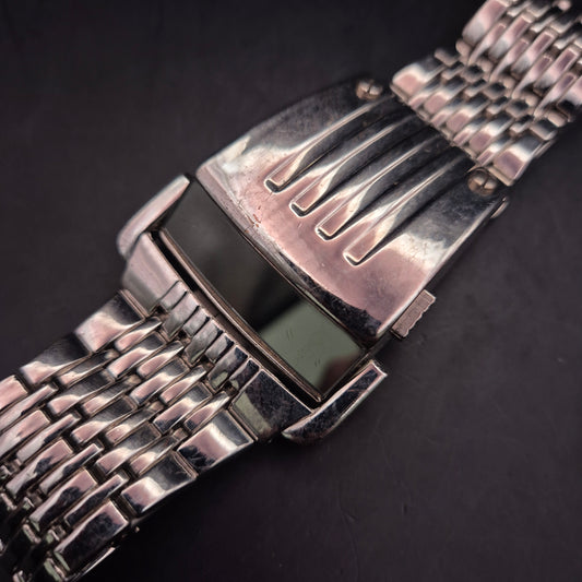 Auffällige Herren Uhr – Chromfarbenes Retro-Design (LED-Stil)