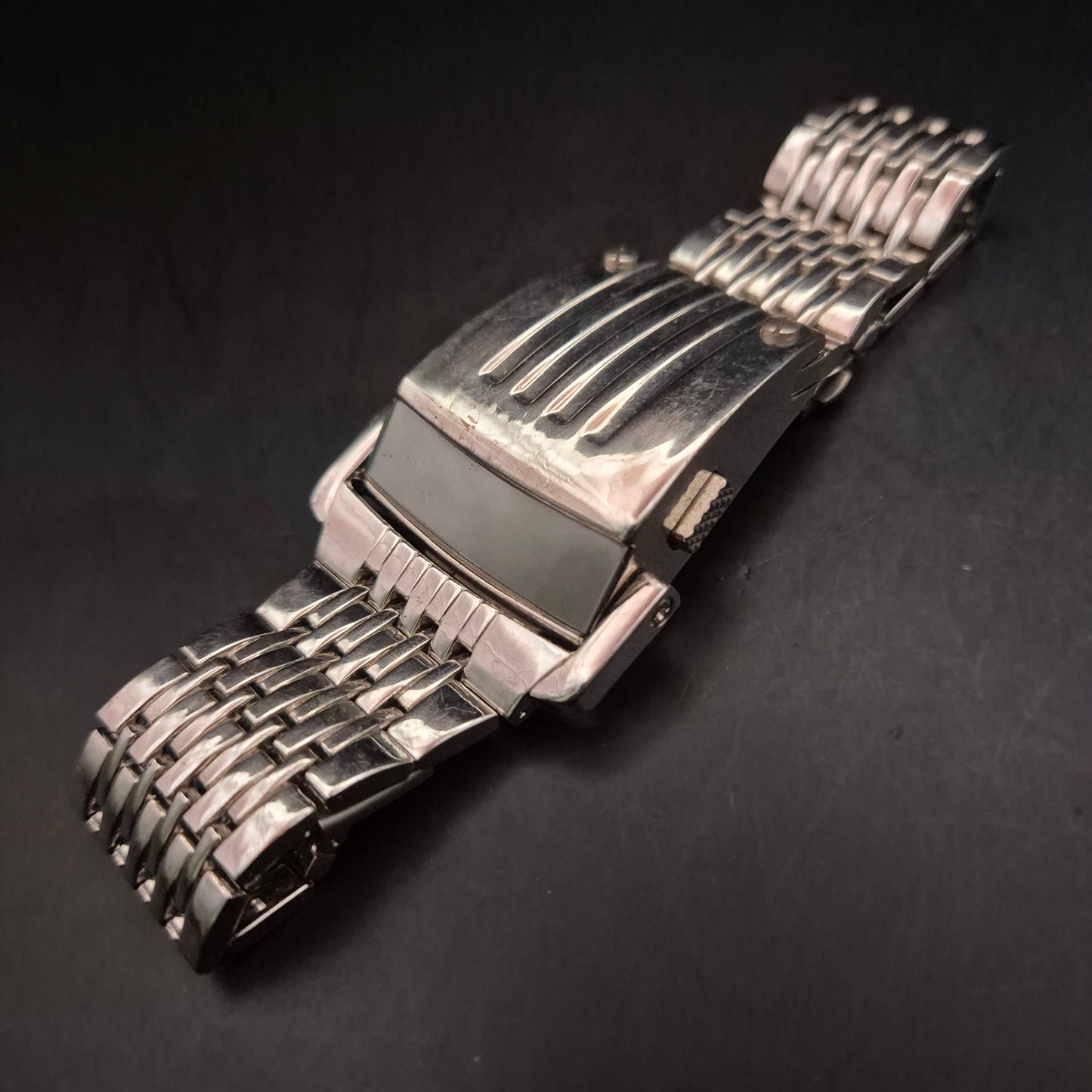 Auffällige Herren Uhr – Chromfarbenes Retro-Design (LED-Stil)